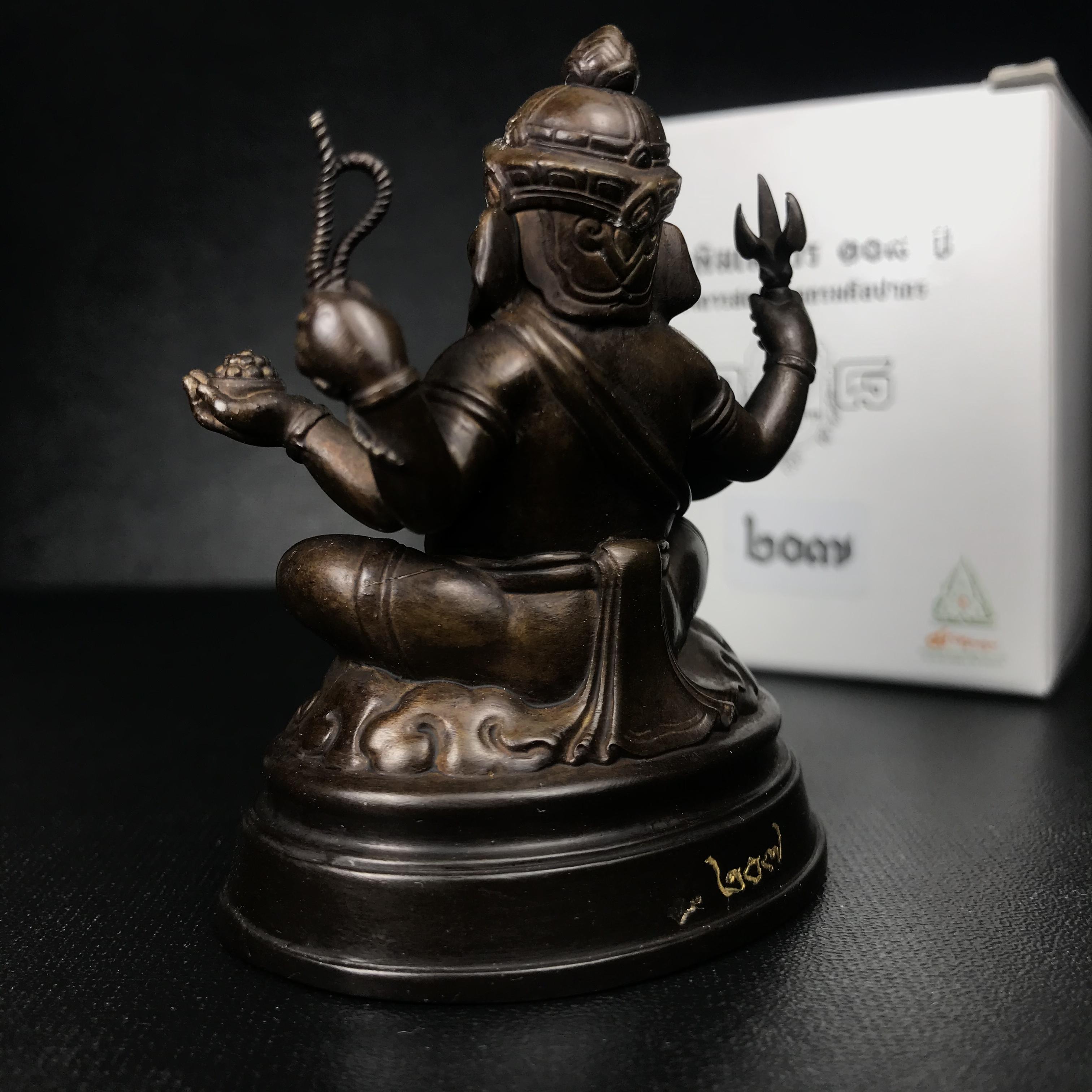 พระพิฆเนศวร รุ่น 108 แห่งการสถาปนากรมศิลปากร ปี 2562 ขนาดบูชาหน้าตัก 1.5 นิ้ว เนื้อทองเหลืองรมดำ (พิธีใหญ่ มวลสารดี)(เลขนัมเบอร์ 207 (ผลรวมได้เก้าเป็นมงคล))1 ใน 1999 องค์