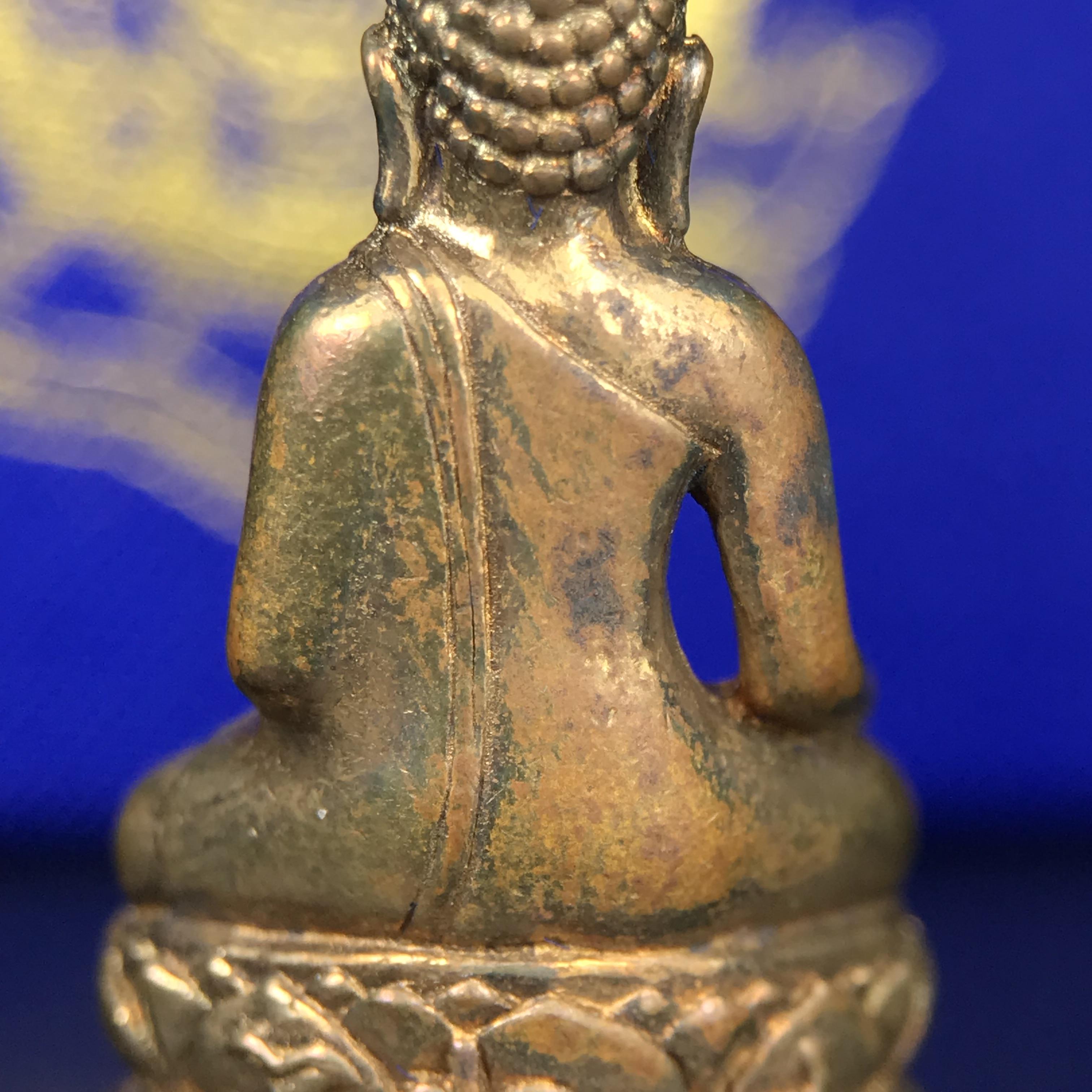 พระกริ่งไพรีพินาศ บรรจุเหล็กไหล ครั้งแรกและครั้งเดียวในประวัติศาสตร์ เฉลิมพระเกียรติ พระบาทสมเด็จพระเจ้าอยู่หัวรัชกาลที่9 พระชนมพรรษา 6 รอบ ปี2542 เนื้อสัมฤทธิ์(บรรจุเหล็กไหล)ดีนอก-ดีใน พิธีใหญ่ มวลสารเด่น (หายาก)