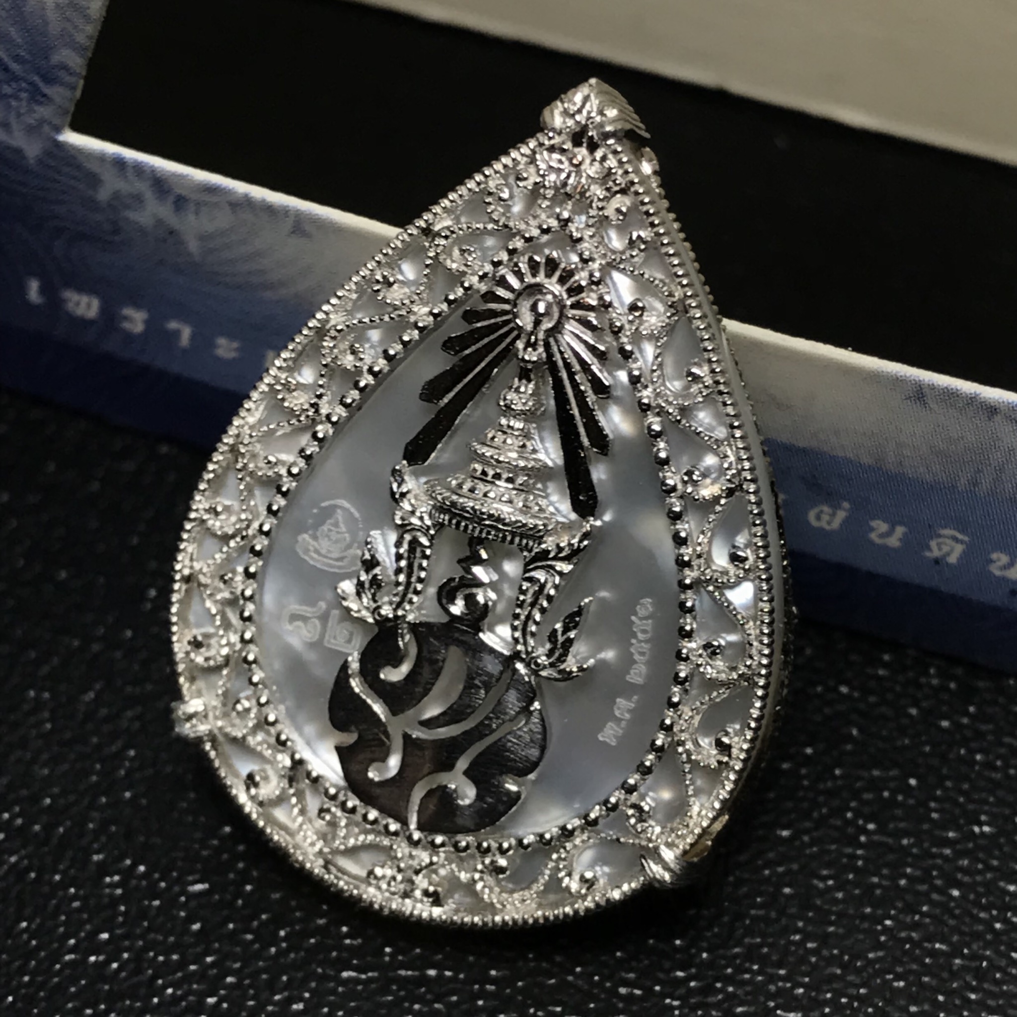 เหรียญพระพุทธชินราช ภปร. รูปหยดน้ำ โครงการ เพราะแผ่นดินนี้คือแผ่นดินเกิด เนื้อเงินชุบทองคำขาวปี2551 (ขนาด 21 x 29 มม.) (สวยงามหายาก)1ใน5000องค์