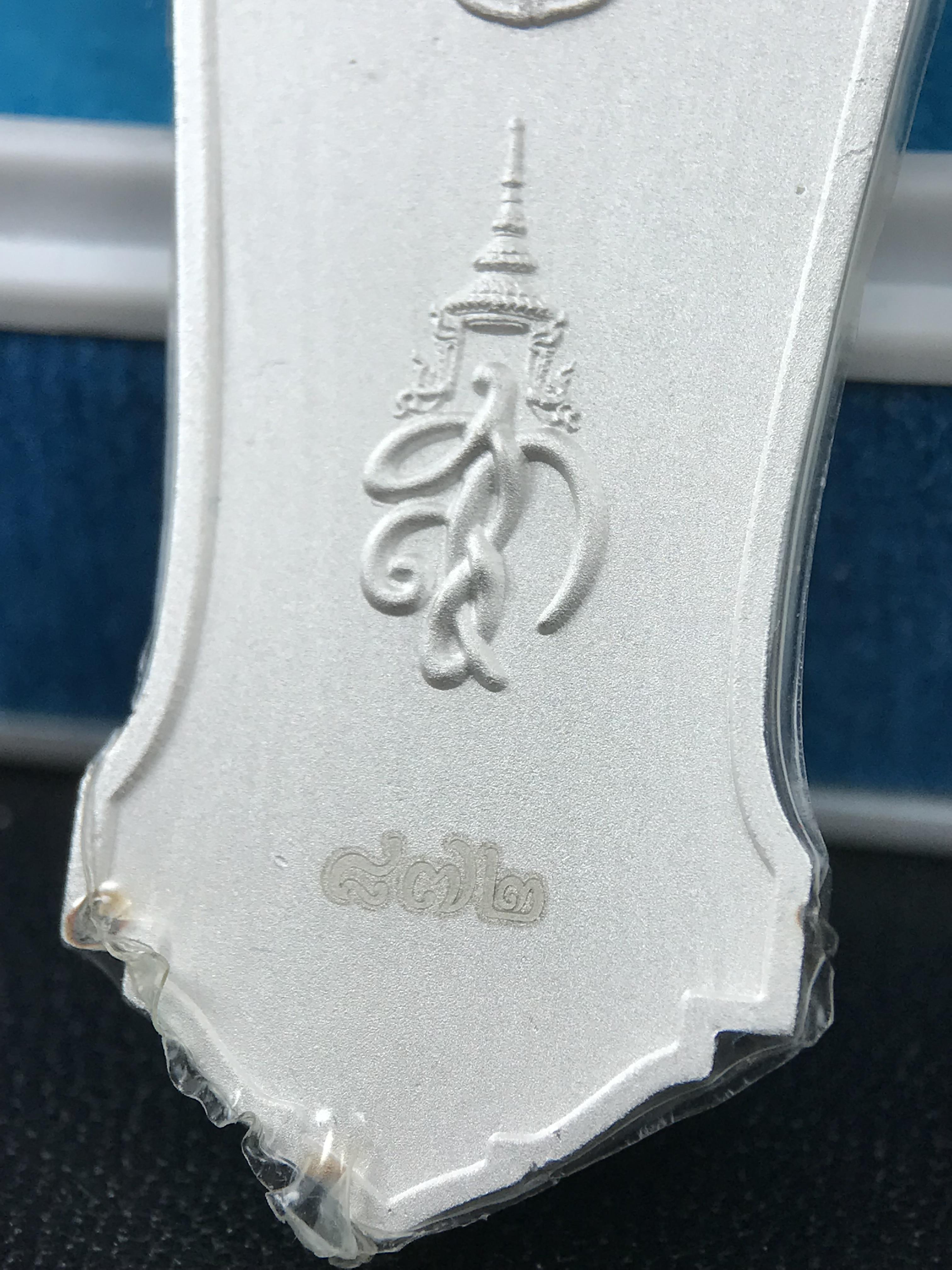 เหรียญที่ระลึกพระพุทธเมตตาประชาไทยไตรโลกนาถคันธารราฐอนุสรณ์ หลัง ภปร. และ สก. วัดทิพย์สุคนธาราม จ.กาญจนบุรี ปี 2558 เนื้อเงิน 99.99% ขนาดสูง 4.6 ซม. ที่ระลึก ร.9 พระชนมพรรษาครบ 7 รอบ และ สมเด็จพระราชินี พระชนมพรรษา 80 พรรษา พิธีใหญ่(หายาก1 ใน 999 เหรียญ)