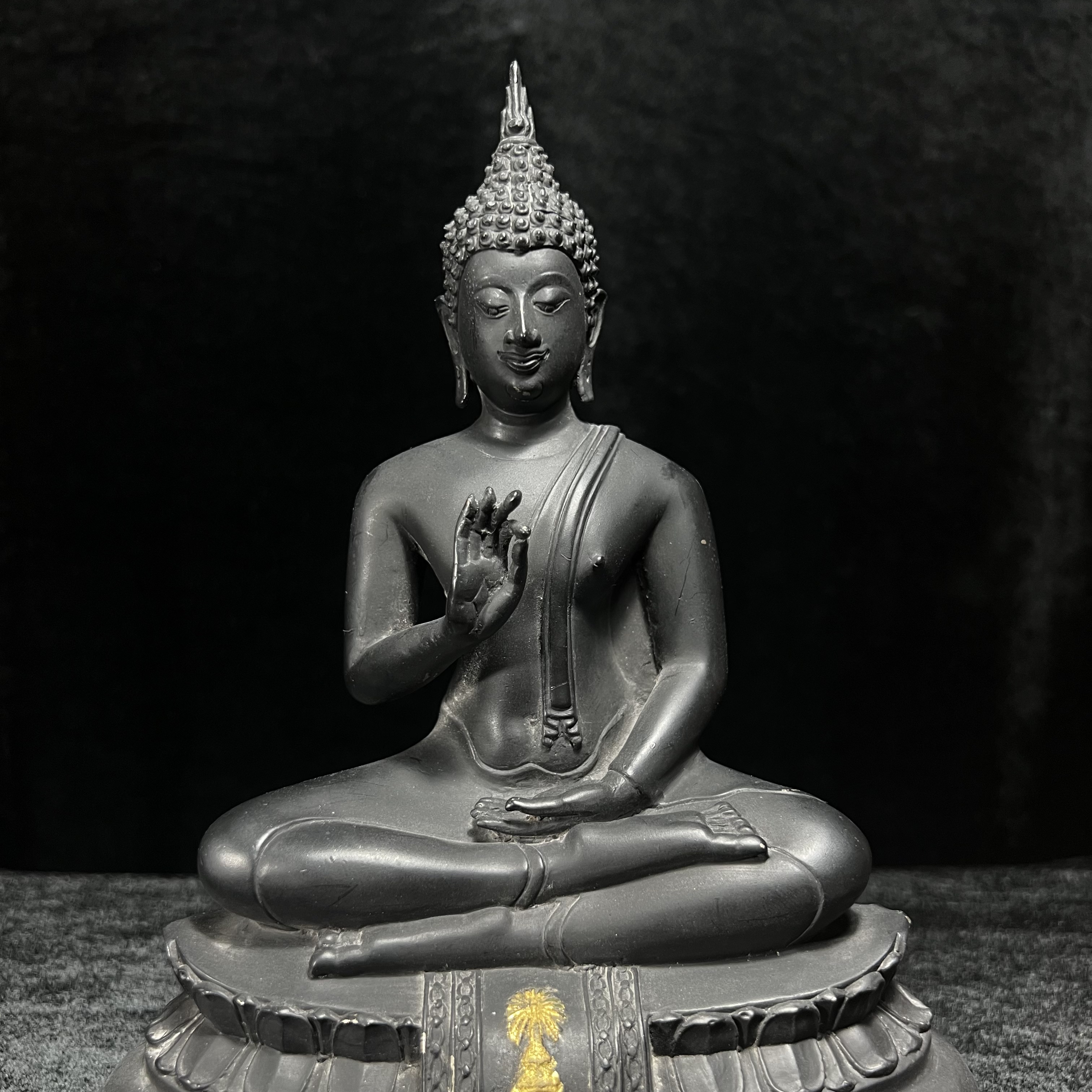 พระพุทธนรเทพศาสดา ทิพยนคราภิมงคลสถิต วัดไทยลอสแองเจลิส สหรัฐอเมริกา ฐาน ภปร. ปี 2522 หน้าตัก 5 นิ้ว เนื้อโลหะรมดำ (อีกหนึ่งพระพุทธ ชุด ภปร.ที่พบเจอและหายาก)ในหลวงรัชกาลที่ 9 เสด็จเททองหมายเลข 225(ผลรวมได้ 9 เลขมหามงคลเจริญก้าวหน้าในทุกด้าน) 1 ใน 2523 องค์