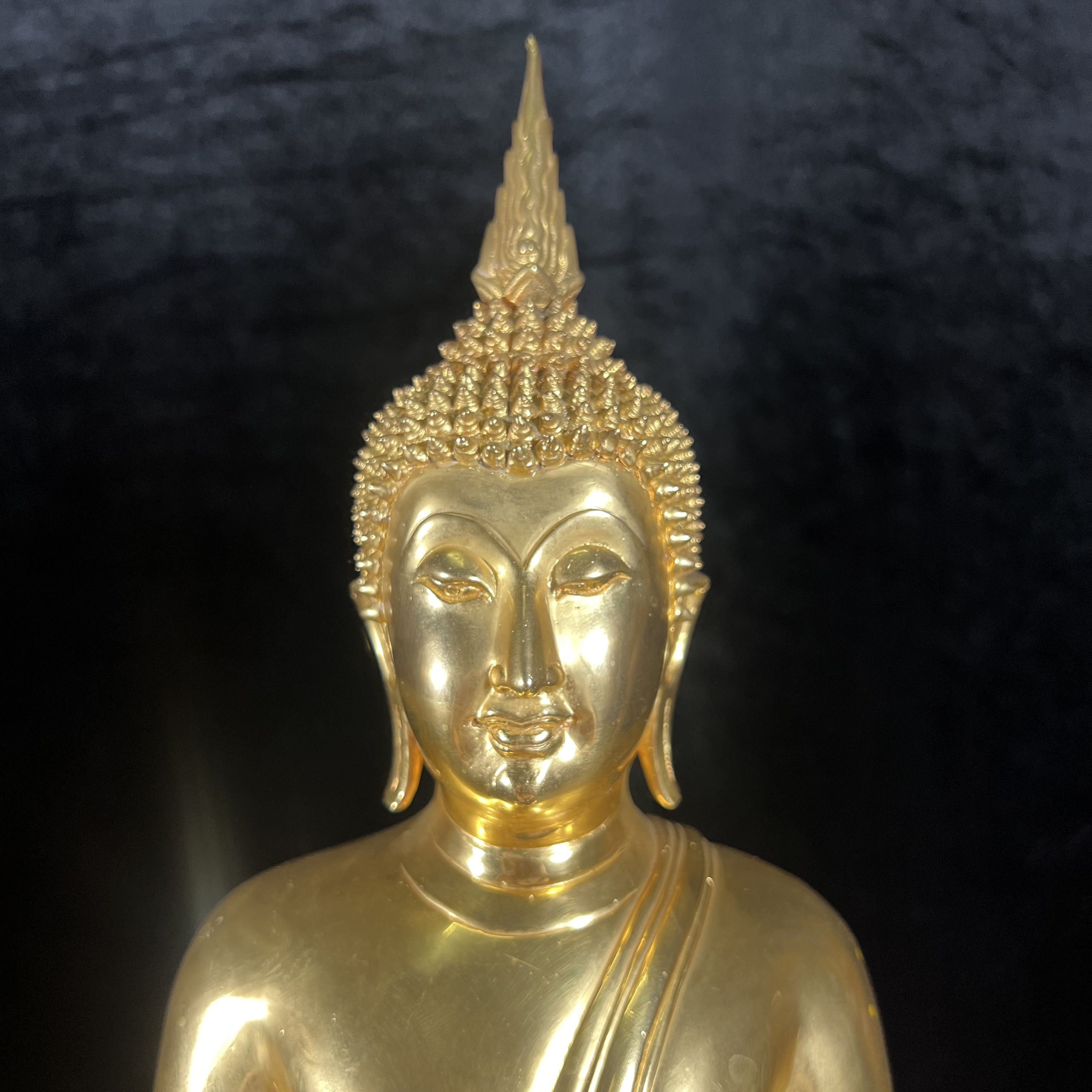 พระบูชาพระพุทธศิรมงคล ภปร. วัตถุมงคลคุ้มเกล้า ปี 2524 ของมูลนิธิคุ้มเกล้า โรงพยาบาลภูมิพลจัดสร้าง ขนาดหน้าตัก 9นิ้ว(ในหลวงรัชกาลที่9 ทรงจุดไฟพระฤกษ์และเททอง พิธีใหญ่)ยอดนิยมหายาก