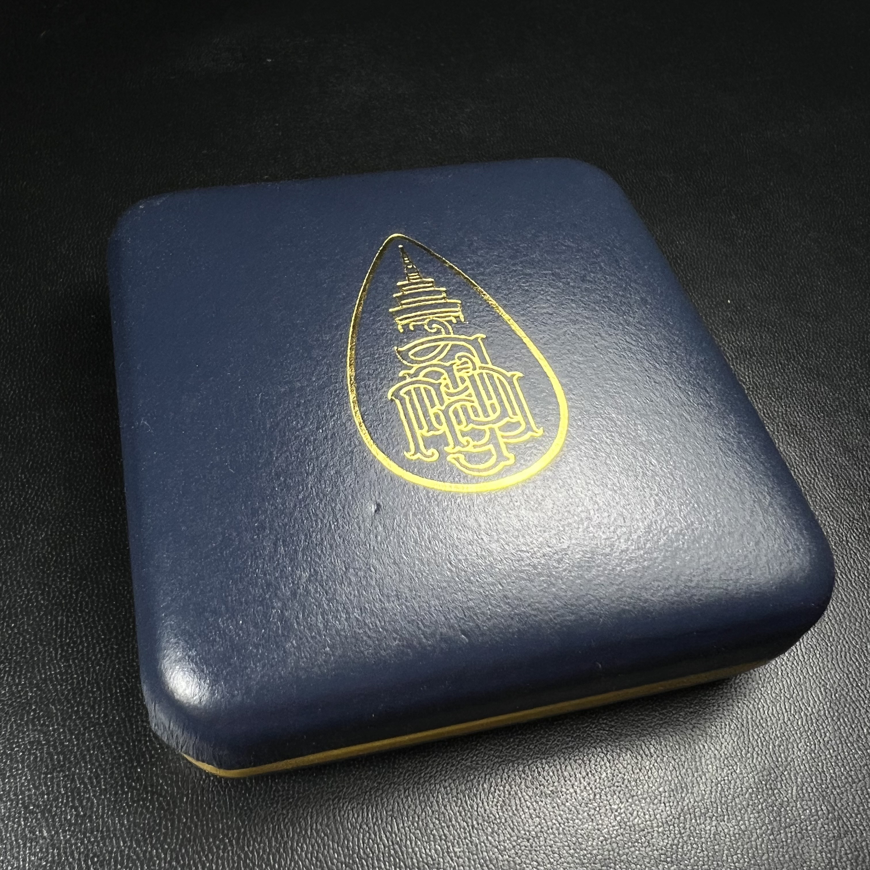 พระกริ่ง-พระชัยวัฒน์ ไพรีพินาศ ญสส.รุ่น นวฤทธิ์โภคทรัพย์ ปี 2544 อุดผงพุทธคุณ บรรจุมวลสารจิตรลดา และเส้นพระเกศาของสมเด็จพระญาณสังวร พระสังฆราชฯ พร้อมกล่องบรรจุเดิม เนื้อเงิน ก้นทองคำ(พิมพ์กรรมการ)ชุดหมายเลข ๒(1ใน 89 ชุด) หายากพบเจอน้อยมาก