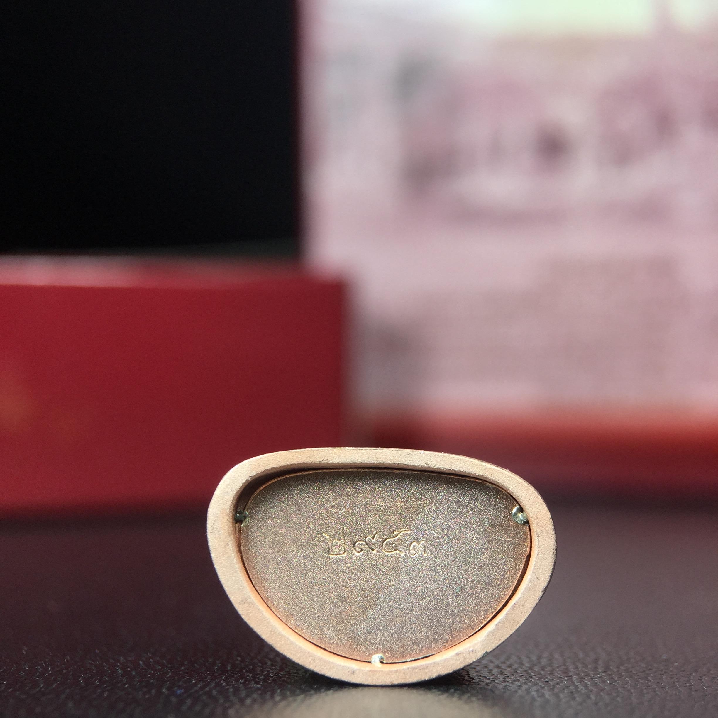 พระแก้วมรกต ภปร.(รุ่นแรก) ปี2545 รุ่นฉลองกรุงรัตนโกสินทร์ครบ 220 ปี พิมพ์ลอยองค์ใหญ่ เนื้อเงินบริสุทธิ์ 92.5% (สามกษัตริย์) ขนาด 19*35 มม. พร้อมกล่องบรรจุเดิม สวยครบสมบูรณ์