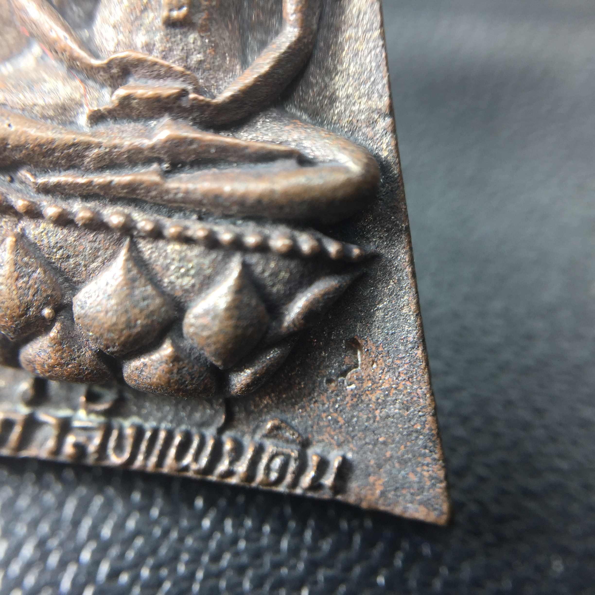 พระกำลังแผ่นดิน (สมเด็จจิตรลดา2) จัดสร้างเฉลิมพระเกียรติ ร.9 ครองราชย์ 50 ปี 2539 เนื้อเงิน(ผิวเดิมกลับดำ รุ้งๆสวย)+เนื้อนวโลหะ(สร้างน้อยหายาก)พร้อมกล่องบรรจุเดิมครบสมบูรณ์(1ใน2539องค์)