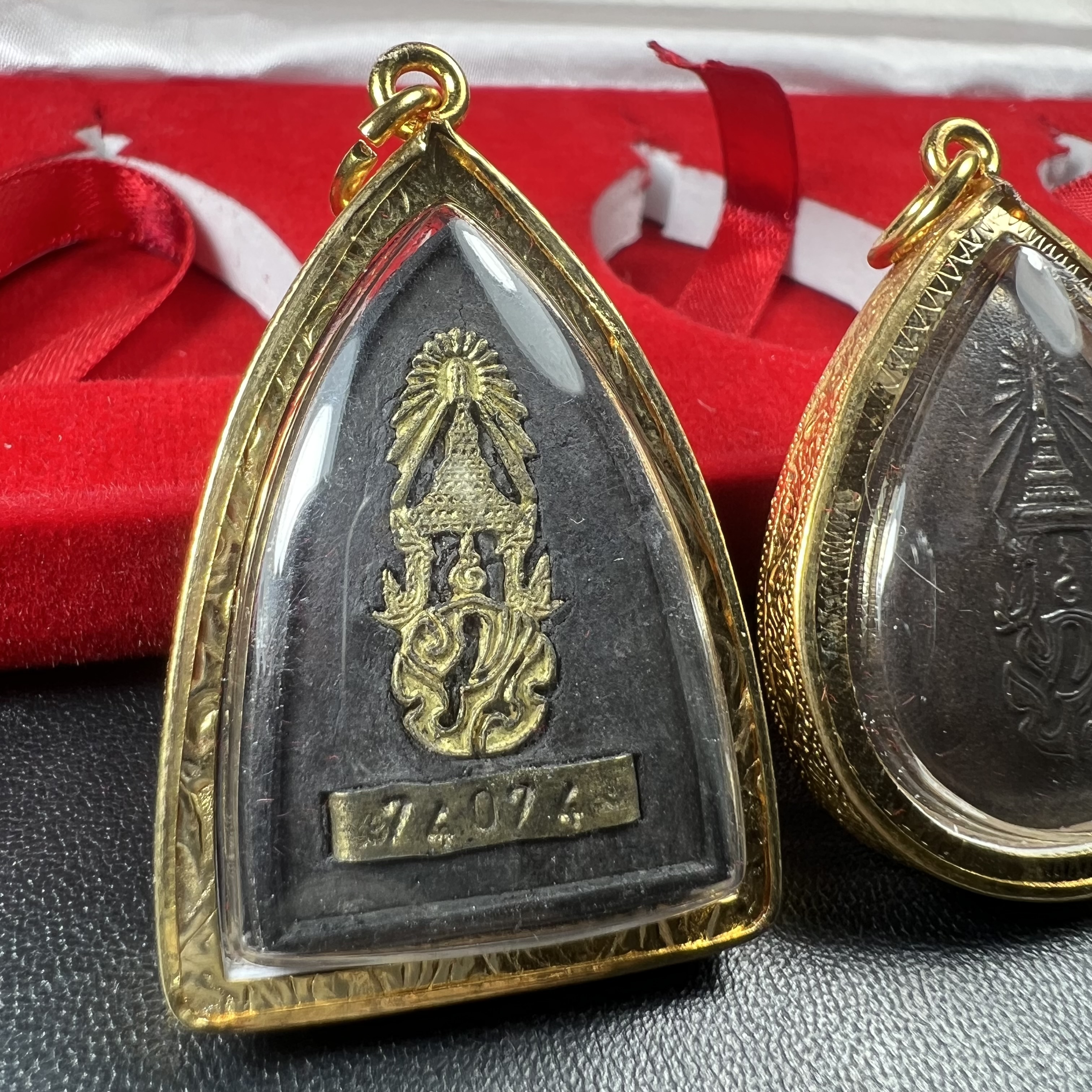 พระชุดของขวัญ 3 องค์ พระหลวงปู่ทวด ภปร. ทรงกลีบบัวและกลีบขนุนพร้อมเหรียญพระพุทธสิงหธรรมมงคล ปี 2547 (ชนวนเก่า)เนื้อว่านด้านหลังมี ภปร. เป็นโลหะผสมสูง 3.3ซม.พิธีใหญ่ มวลสารดี ปลุกเสกวัดพระแก้ว(งานเลี่ยมกรอบเดิมจากผู้จัดสร้างห่อหุ้มด้วยทองนพเกล้า)