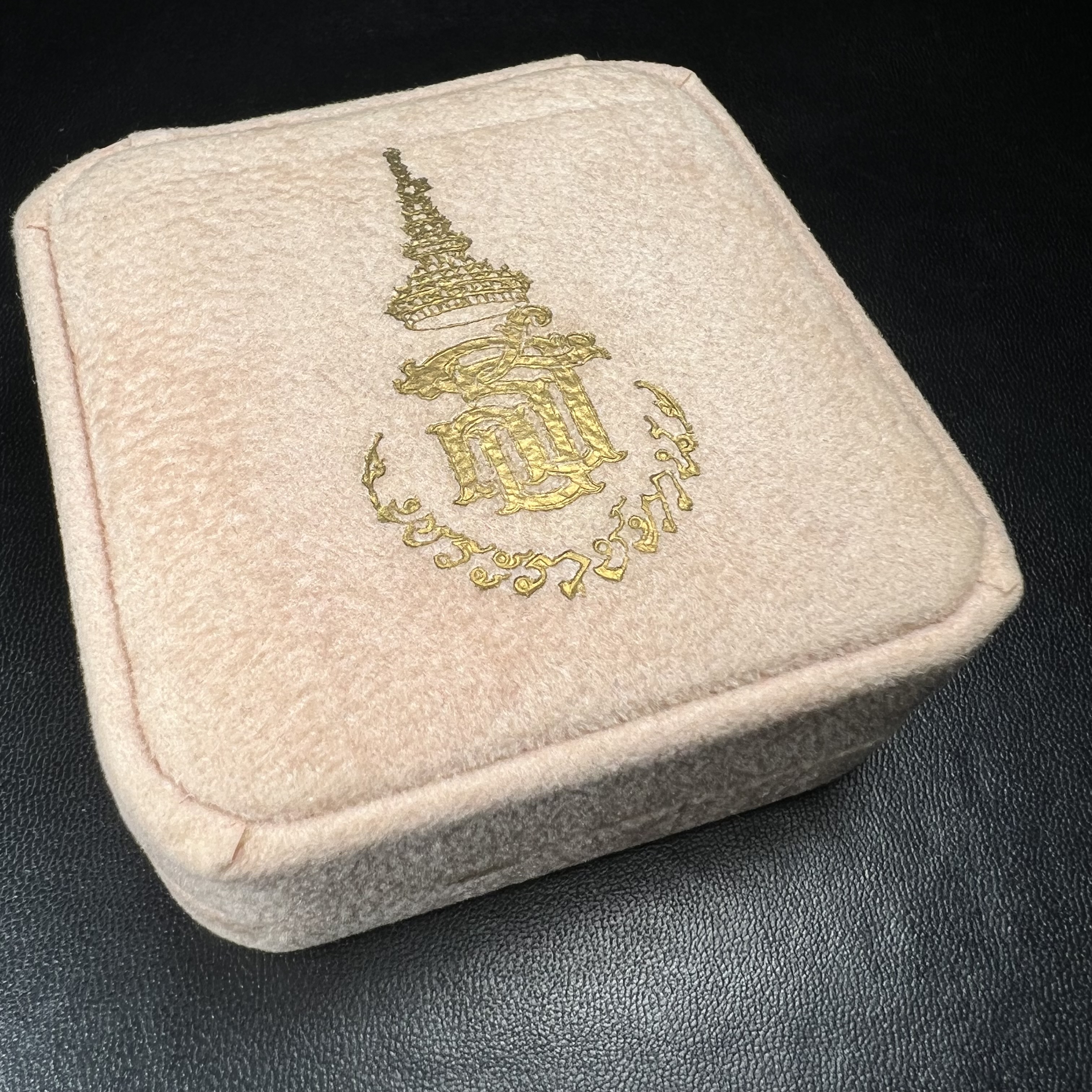 พระกริ่งไพรีพินาศ ตรากาญจนาภิเษกครองสิริราชสมบัติครบ 50 ปี รัชกาลที่9 ปี2540 เนื้อเงินสามกษัตริย์(ผิวเดิมสวย ครบ สมบูรณ์)พร้อมกล่องบรรจุเดิมครบ ชุดพระราชทาน(หายาก)(เข้มขลังทรงอานุภาพยิ่งใหญ่กำราบศัตรูพ่ายสิ้น พระไพรีพินาศ)(หายากพบเจอได้น้อยมาก)1ใน 539องค์