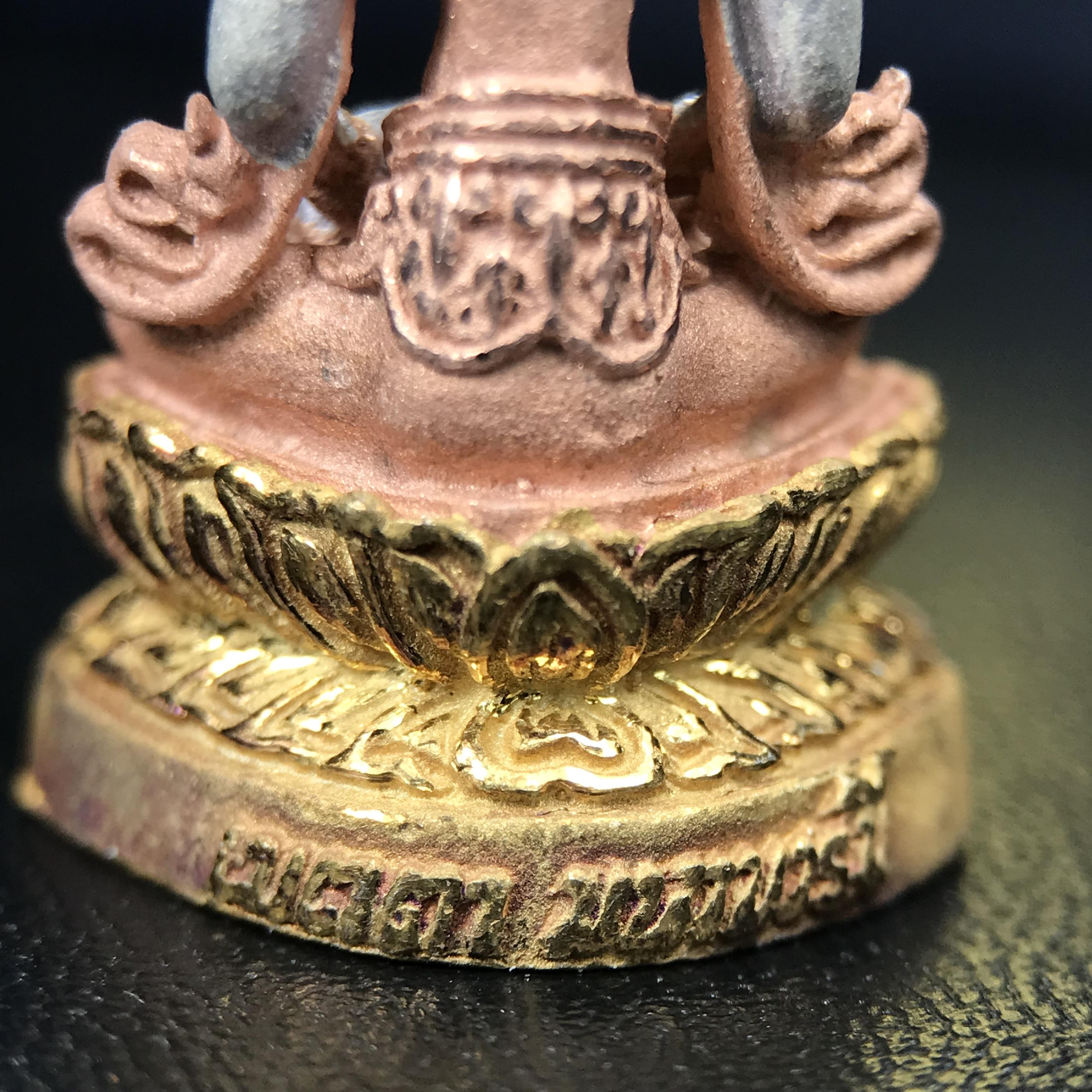 พระอวโลกิเตศวร เมตตา มหาบารมี พิธีพุทธาภิเษก ณ อุโบสถ วัดบวรนิเวศวิหาร 3 พฤษภาคม 2540 เนื้อเงินสามกษัตริย์ ขนาด 3.2 x 2.7 ซม. ตอกโค๊ตใต้ฐานพร้อมกล่องบรรจุเดิม สวย ครบ สมบูรณ์(รุ่นนี้หายาก พบเจอน้อยมาก)