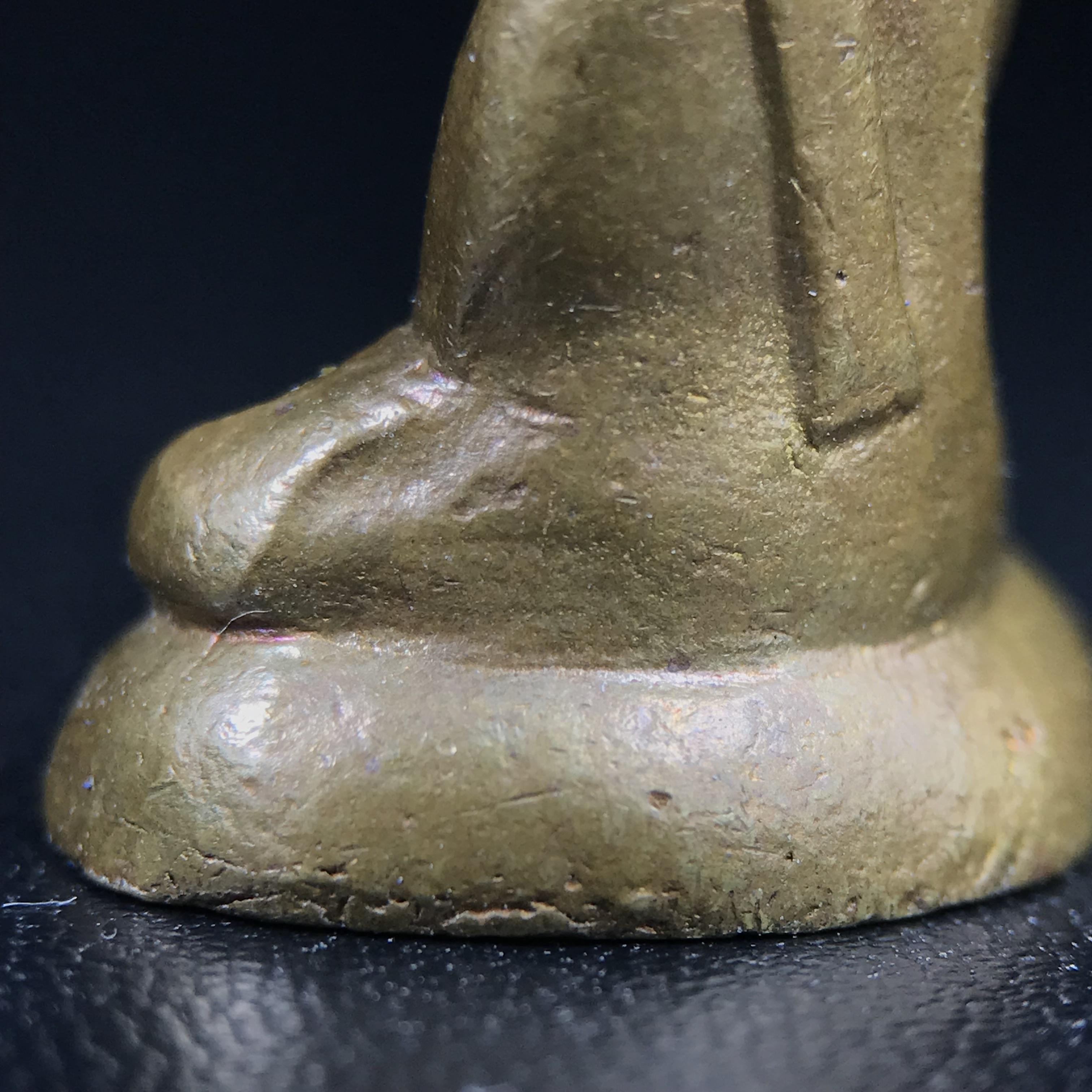 พระกริ่งฝีพระหัตถ์สมเด็จย่า ขนาดห้อยบูชาขนาดเล็ก จัดสร้างขึ้นเนื่องในวาระครบ 6 รอบ เมื่อวันที่21 ตุลาคม พ.ศ.2515(ในหลวงรัชกาลที่ 9 เสด็จพระราชดำเนินทรงเททอง)ปลุกเสกยิ่งใหญ่ เกจิ 108 รูป ร่วมปลุกเสก คัดสภาพสวยแบบนี้พบเจอน้อยมาก หมายเลขต้นๆหลักร้อย หายากมาก