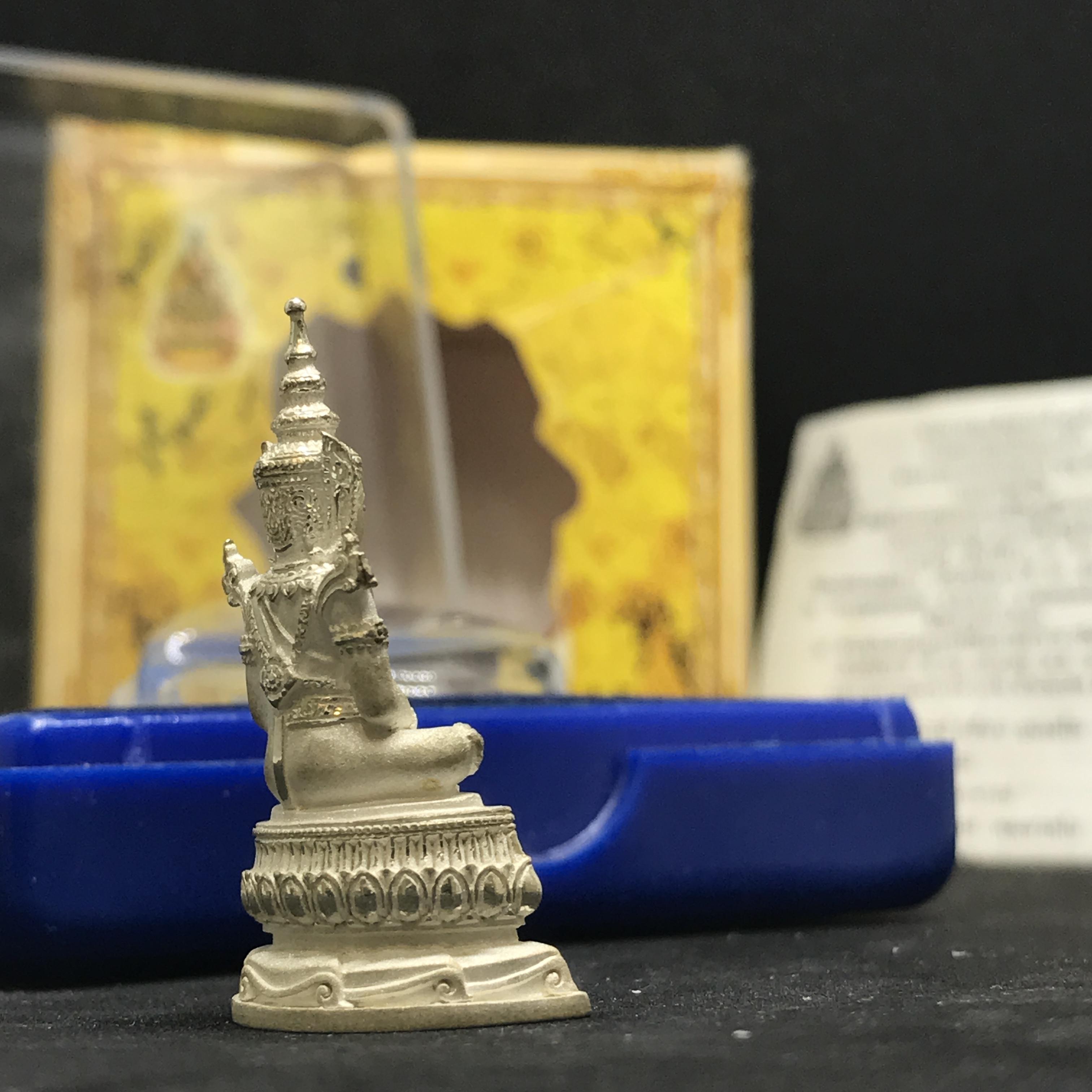 พระแก้วมรกต(จำลอง)ลอยองค์ ขนาดหน้าตัก 1/2 นิ้ว(พิมพ์ใหญ่) ทรงเครื่องฤดูร้อน เนื้อเงิน ตราสัญลักษณ์ฉลองสิริราชสมบัติ ครบ 60 ปี