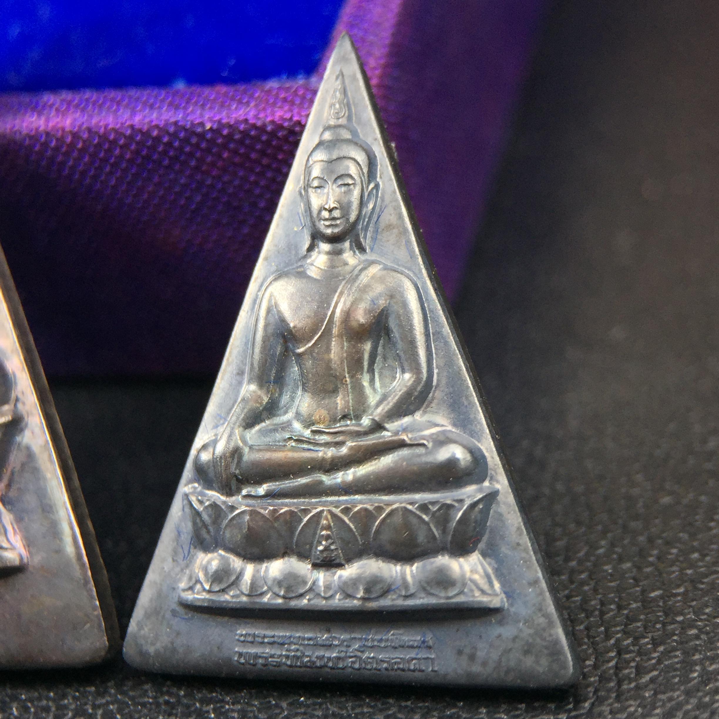 พระพุทธนวราชบพิตร พระพิมพ์จิตรลดา โครงการหลวง ปี2539 (พิมพ์ใหญ่+พิมพ์เล็ก) เนื้อเงินผิวเดิมขึ้นสีรุ่ง สวย แบบนิยมพร้อมกล่องบรรจุเดิม พิธีใหญ่ ปลุกเสกวัดพระแก้ว(1ชุด 2 องค์)