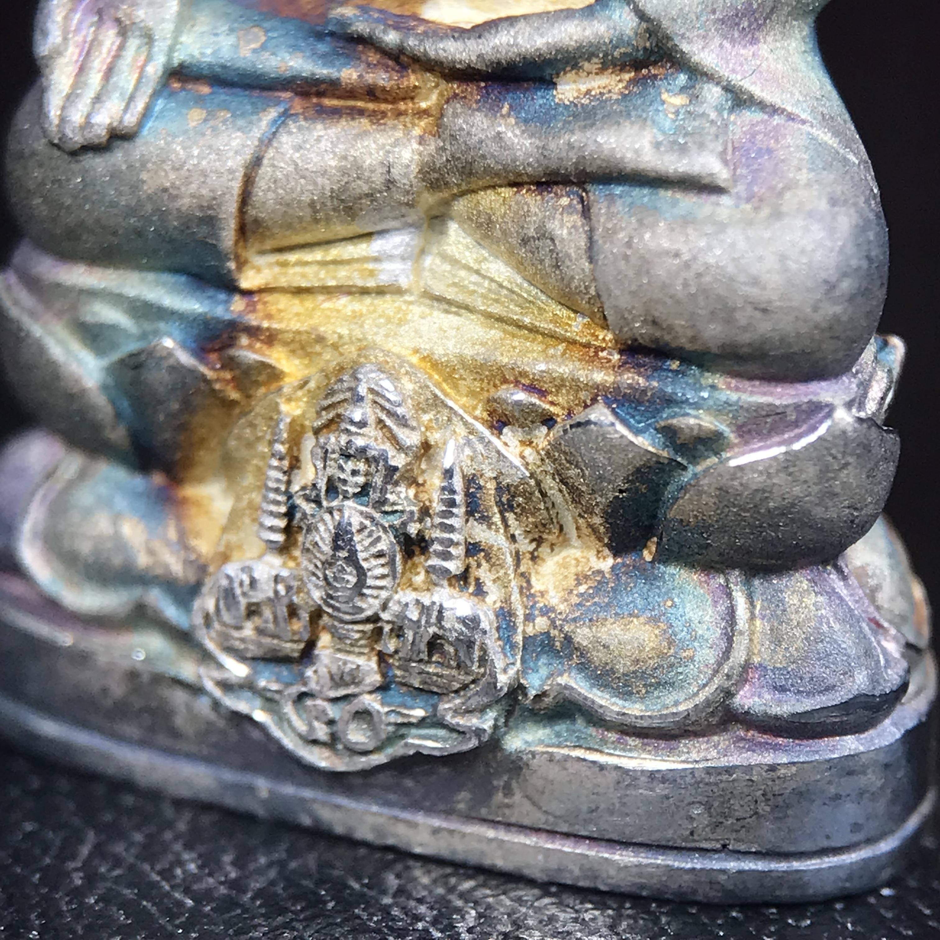 พระกริ่งไพรีพินาศ ตรากาญจนาภิเษก วัดบวรนิเวศวิหาร ที่ระลึกในหลวงรัชกาลที่9 ครองสิริราชสมบัติครบ 50ปี เนื้อเงิน(สภาพผิวเดิมขึ้นสีรุ้งธรรมชาติสวยแบบนิยม)(เสน่ห์พระเนื้อเงินสีสันที่ธรรมชาติสรรค์สร้าง)เข้มขลังทรงอานุภาพยิ่งใหญ่ กำราบศัตรูพ่ายสิ้น พระไพรีพินาศ