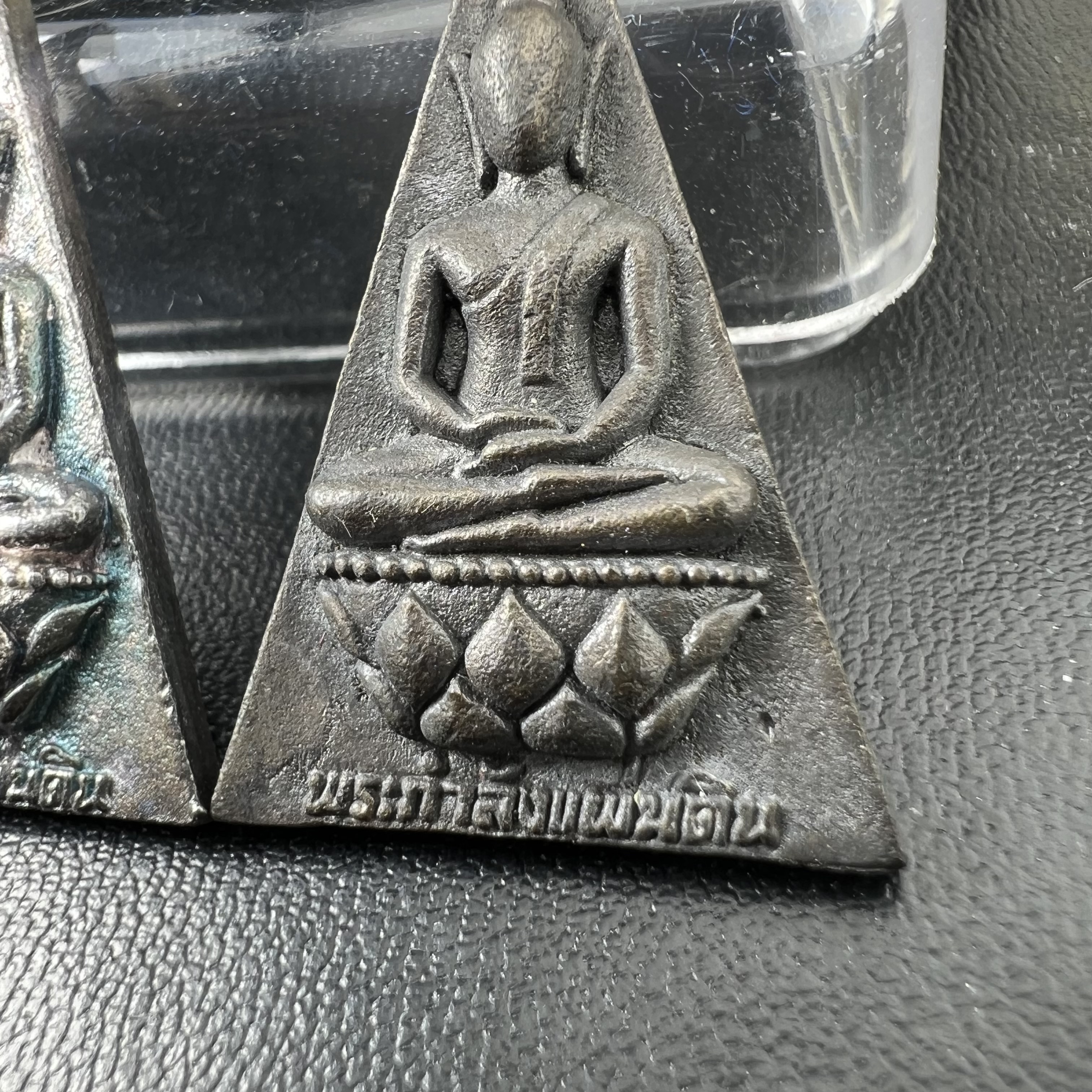 พระกำลังแผ่นดิน (สมเด็จจิตรลดา2) จัดสร้างเฉลิมพระเกียรติ ร.9 ครองราชย์ 50 ปี 2539 เนื้อเงิน(ผิวเดิมกลับดำ รุ้งๆสวย)+เนื้อนวโลหะ(สร้างน้อยหายาก)พร้อมกล่องบรรจุเดิมครบสมบูรณ์(1ใน2539องค์)