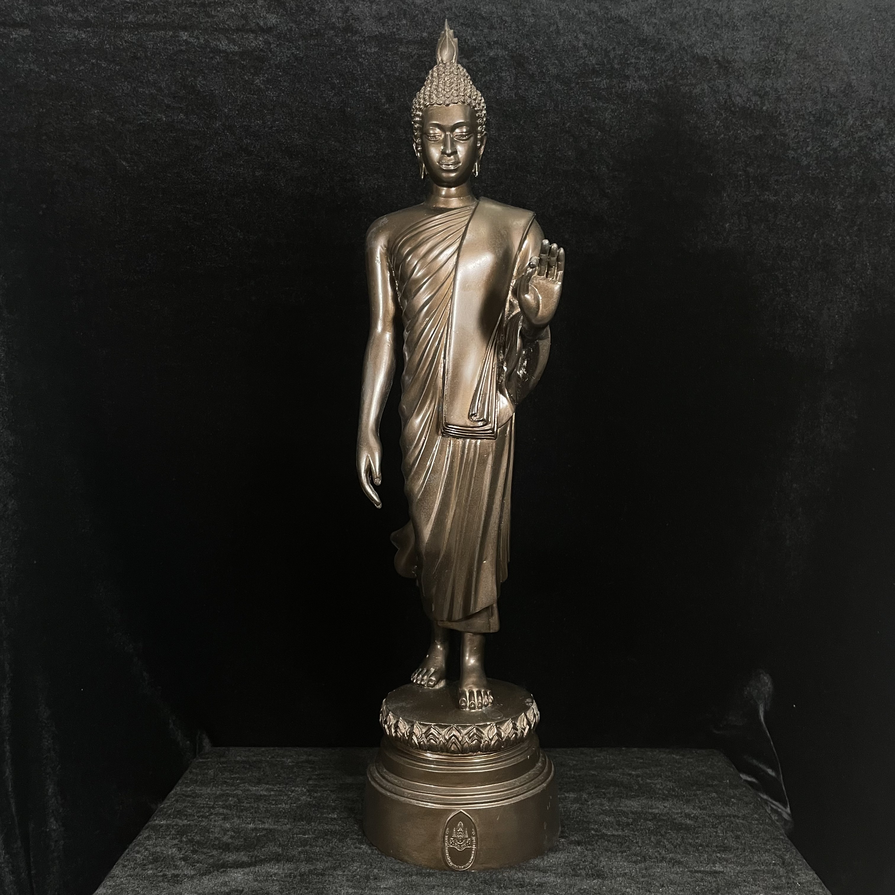 พระบูชา 25พุทธศตวรรษ พระศรีศากยะทศพลญาณ ประธานพุทธมณฑลสุทรรศน์ ปี2530 ตราสัญลักษณ์ ในมหาวาระพระชนมพรรษา ครบ 5 รอบ 60 พรรษา เมื่อ 5 ธันวาคม ปี 2530 หมายเลข (๑๕)๔๐๕ (เลขสวยผลรวมได้ 9 เจริญก้าวหน้าในทุกๆด้าน) ขนาดความสูง 15 นิ้ว รวมฐานสูง 18 นิ้ว(นิยมหายาก)