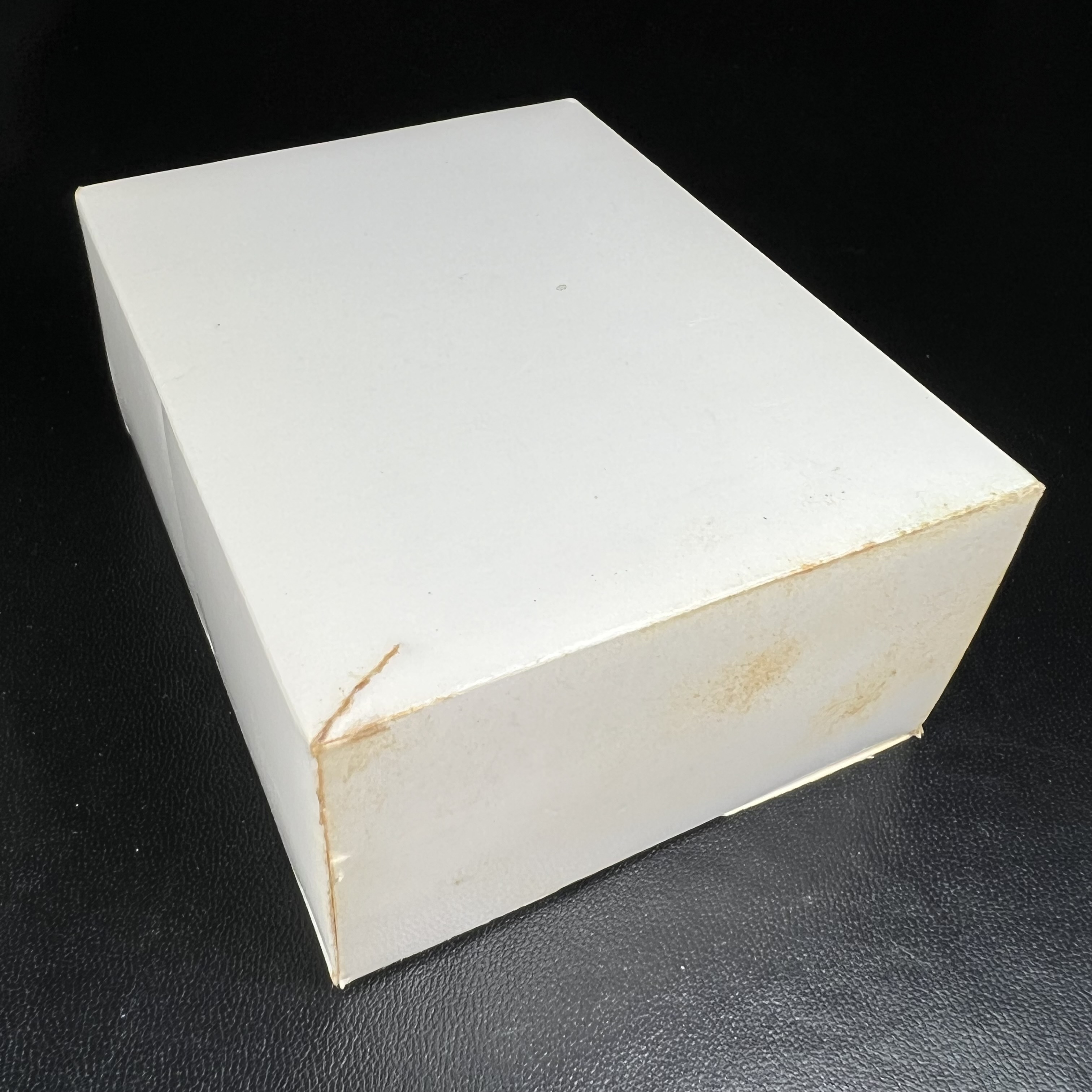 เหรียญพระพุทธญาณนเรศวร์ รุ่นแรก หลังพระปรมาภิไธย ภปร.และ สก.วัดญาณสังวราราม จ.ชลบุรี ปี 2527 เนื้อเงิน(ผิวเดิม ขึ้นรุ้งผิวน้ำทองกระจายทั่วเหรียญสวยมาก)ขนาด 2.3 x 3.8 ซม. พร้อมกล่องเดิม สมเด็จพระญาณสังวร ประธานในพิธีมหาพุทธาภิเษก(เนื้อเงินพบเจอน้อย หายาก)