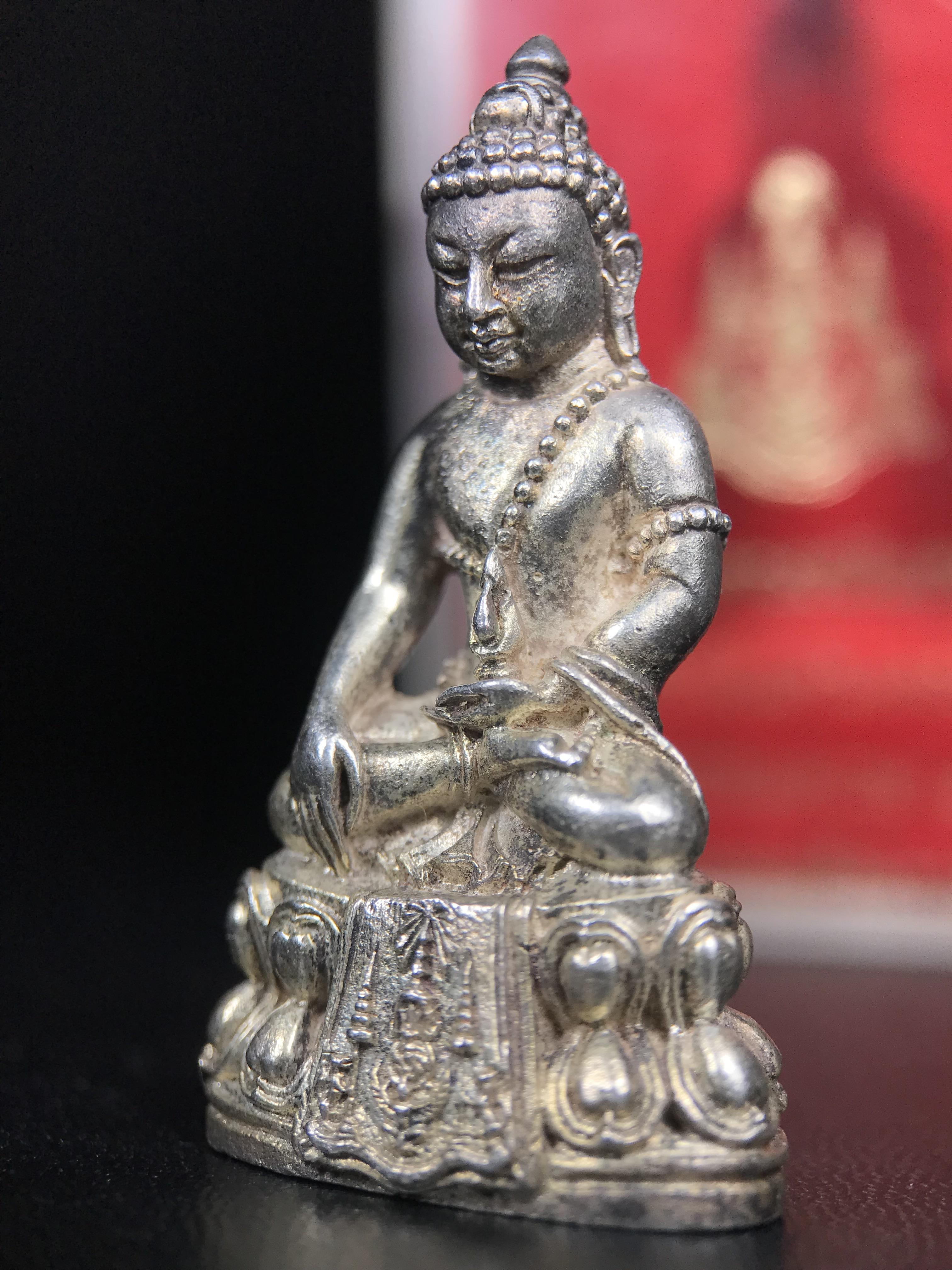 พระกริ่งปรมาภรณ์พุทธปัญญา(พระกริ่งศรีนคร 2) จัดสร้างเนื่องในมหามงคลสมัยเฉลิมพระชมน์พรรษา 5 รอบ องค์พระบาทสมเด็จพระเจ้าอยู่หัวรัชกาลที่9 ปี 2530 เนื้อเงิน (ออกแบบโดยนายช่างเกษม มงคลเจริญ มีพระอาจารย์ไสว วัดราชนัดดา กรุงเทพ เป็นเจ้าพิธีครั้งสุดท้าย)