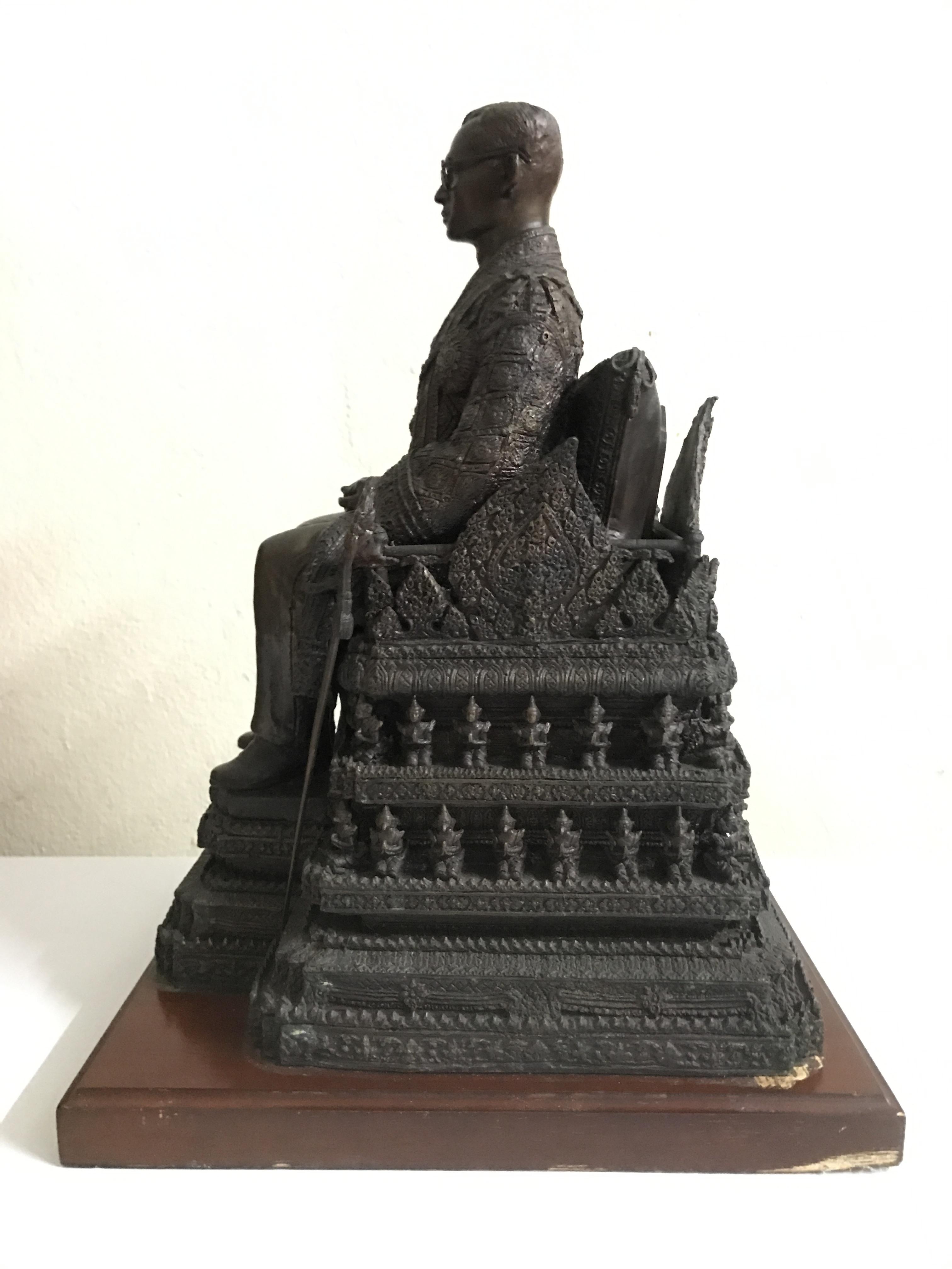 พระบรมรูปพระบาทสมเด็จพระเจ้าอยู่หัวรัชกาลที่9(นั่งบัลลังก์) กระทรวงมหาดไทยจัดสร้าง ปี2539