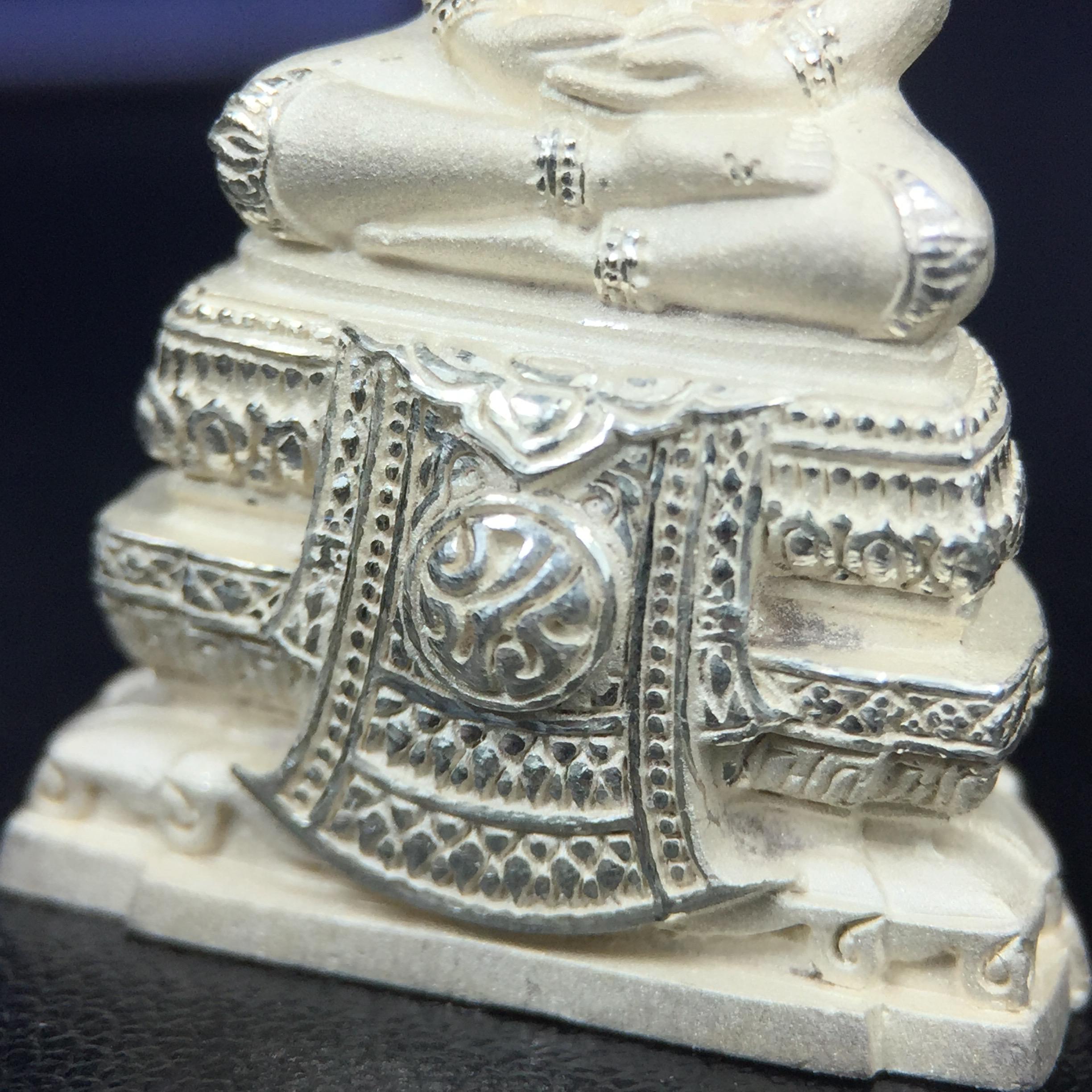 พระแก้วมรกต ภปร. ปี2547 จัดสร้างโดย รพ.ภูมิพลฯ เนื้อเงิน ลอยองค์ หน้าตัก 1/2 นิ้ว งดงามทรงคุณค่าอีกหนึ่งรุ่นยอดนิยม หายาก(1ใน3000องค์)