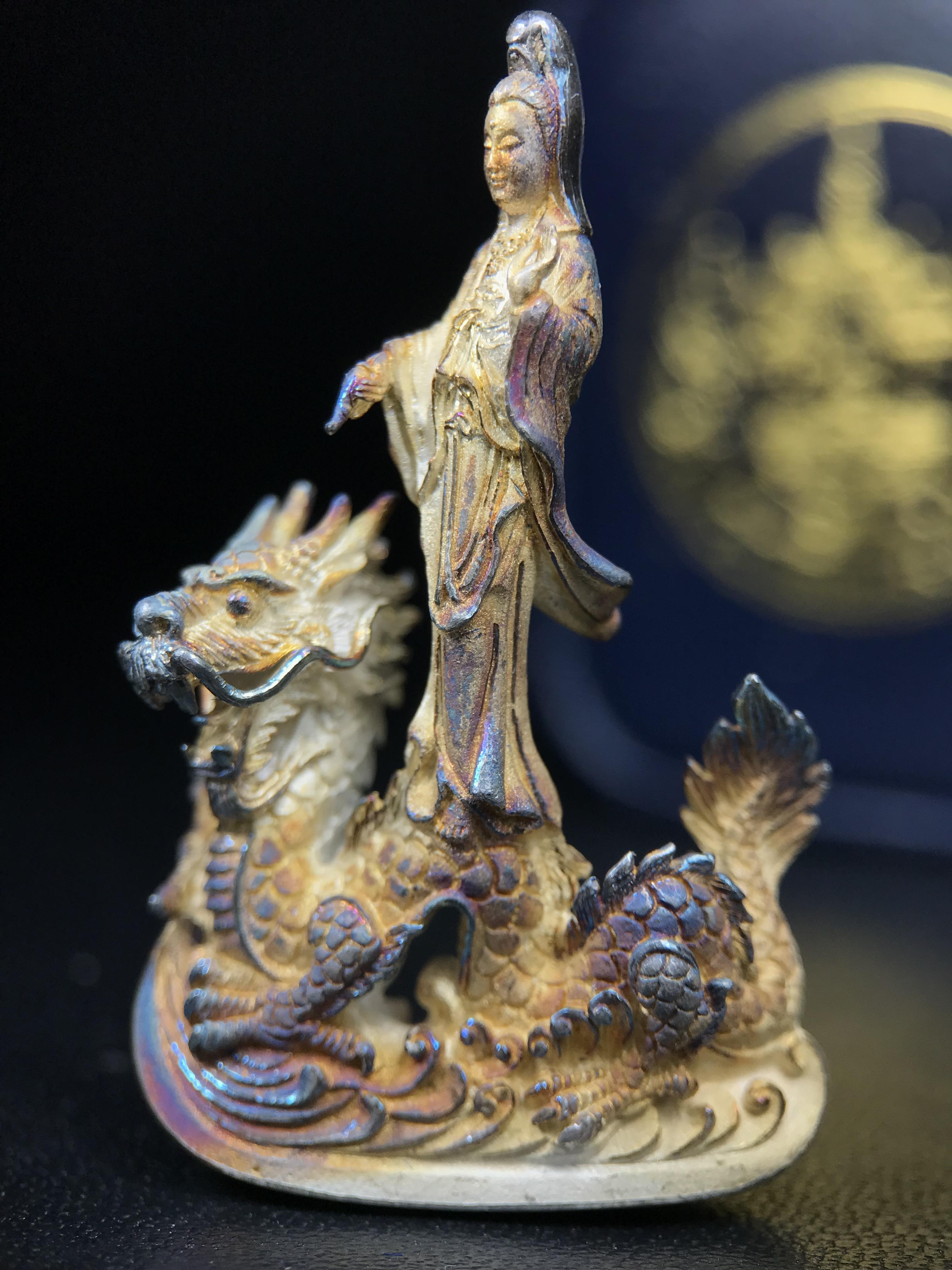 รูปหล่อลอยองค์พระโพธิสัตว์กวนอิม ทรงประทับมังกร จ.ระนอง ปี 2539 เนื้อเงิน พิมพ์ใหญ่(ผิวรุ้งไฟ)(สภาพผิวเดิมขึ้นสีรุ้งธรรมชาติสวยแบบนิยม)(เสน่ห์พระเนื้อเงินสีสันที่ธรรมชาติสรรค์สร้าง)เฉลิมฉลองในวโรกาสที่พระบาทสมเด็จพระเจ้าอยู่หัวทรงครองสิริราชสมบัติครบ50ปี