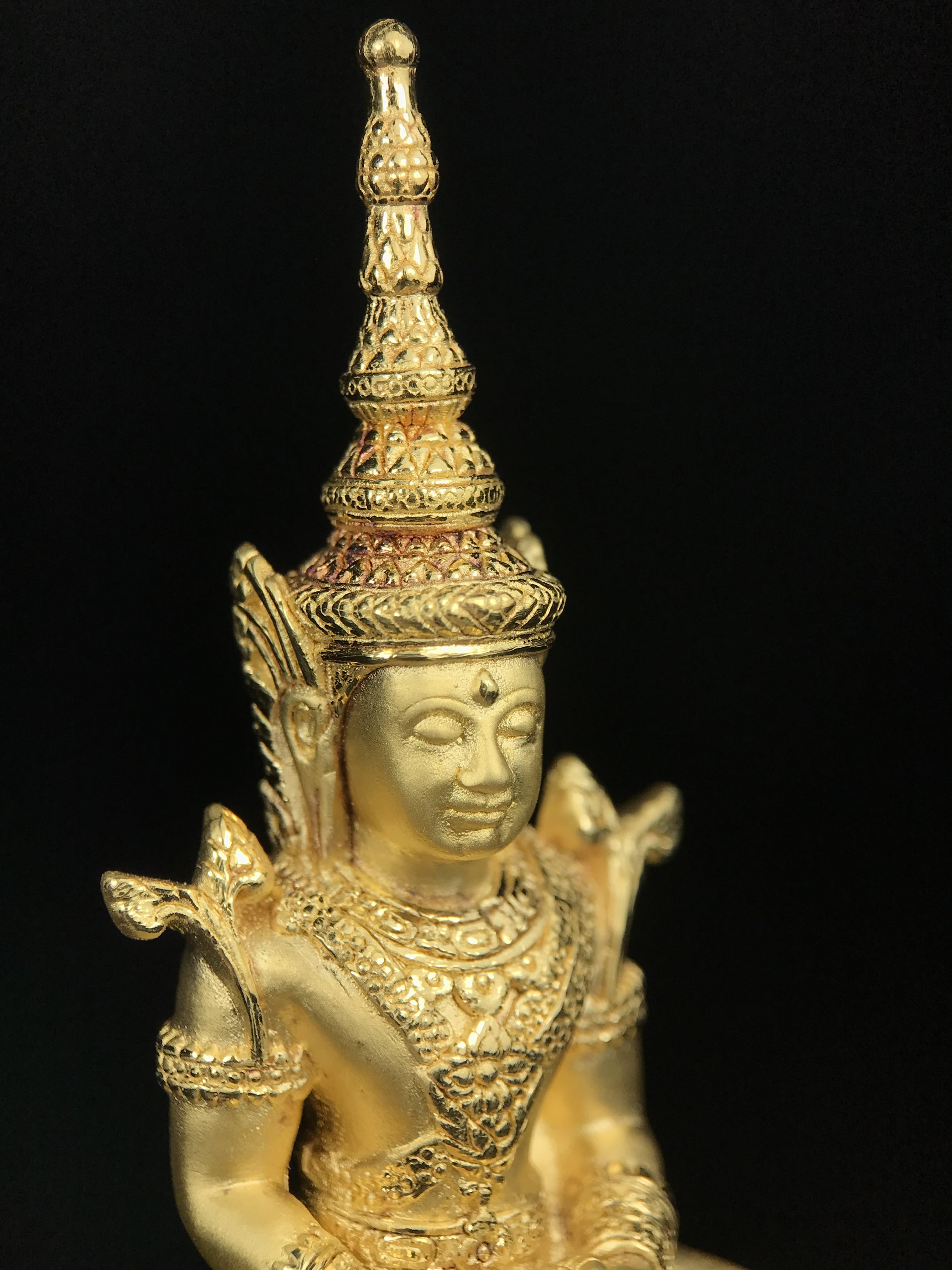 พระแก้วมรกต ภปร.(รุ่นแรก)ปี2545 รุ่นฉลองกรุงรัตนโกสินทร์ครบ 220 ปี หล่อลอยองค์ เนื้อทองคำบริสุทธิ์99.99% ขนาดบูชา 50*90 มม.(องค์หมายเลข ๗๘๙)(เลขมังกร 789 พลังแห่งความ มั่งคั่ง ร่ำรวย อำนาจ บารมี)สุดยอดมงคลแผ่นดินที่ควรเก็บรักษา บูชาเป็นมงคลชีวิต(หายากมาก)