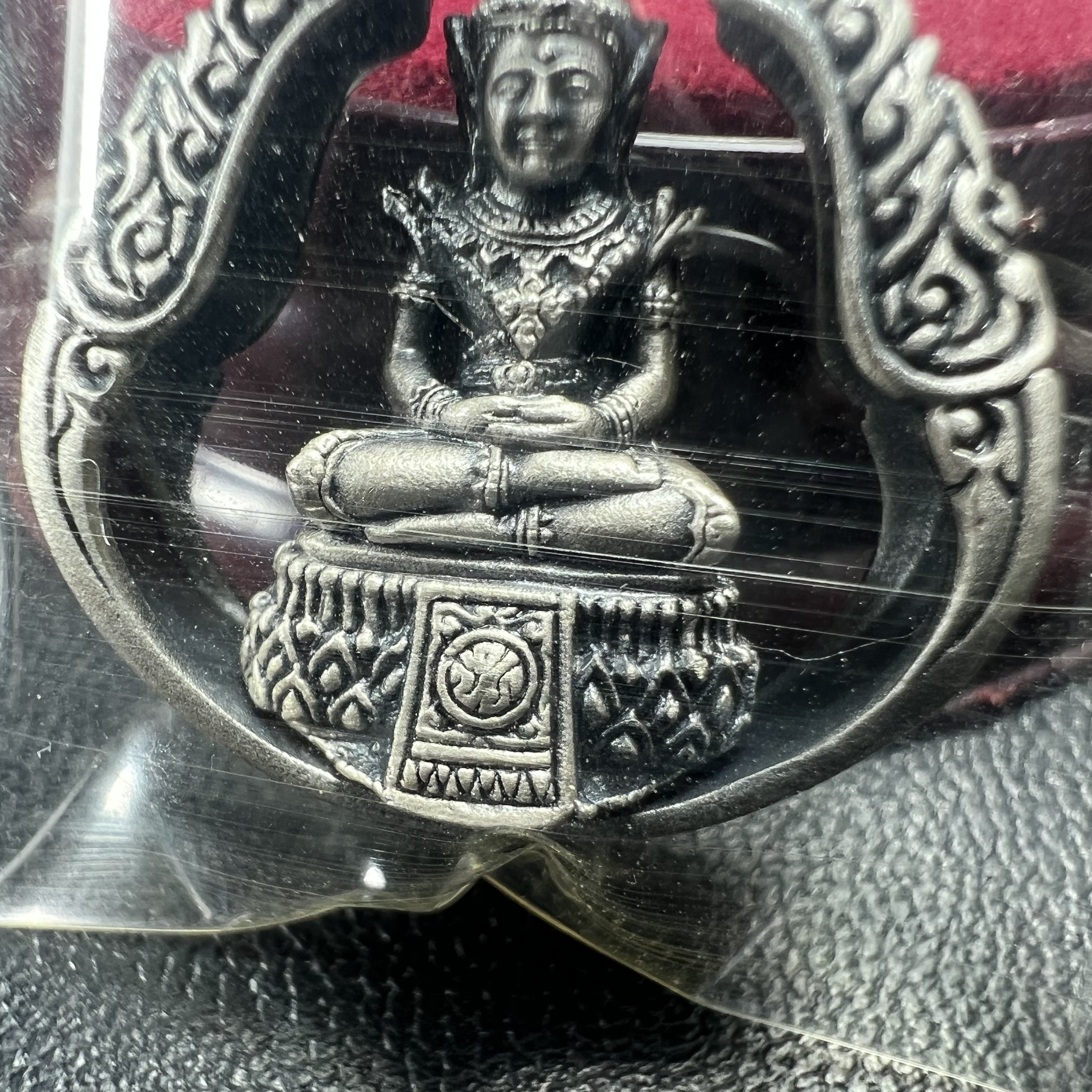 พระแก้วมรกต ภปร.(รุ่นแรก) ปี2545 รุ่นฉลองกรุงรัตนโกสินทร์ครบ 220 ปี พิมพ์ลอยองค์ทรงหยดน้ำ เนื้ออัลปาก้า ชุบเงินลงดำ ขนาด 18*27 มม. พร้อมครอบตั้งโชว์เดิม องค์พระซีนซองเดิม สวยครบสมบูรณ์