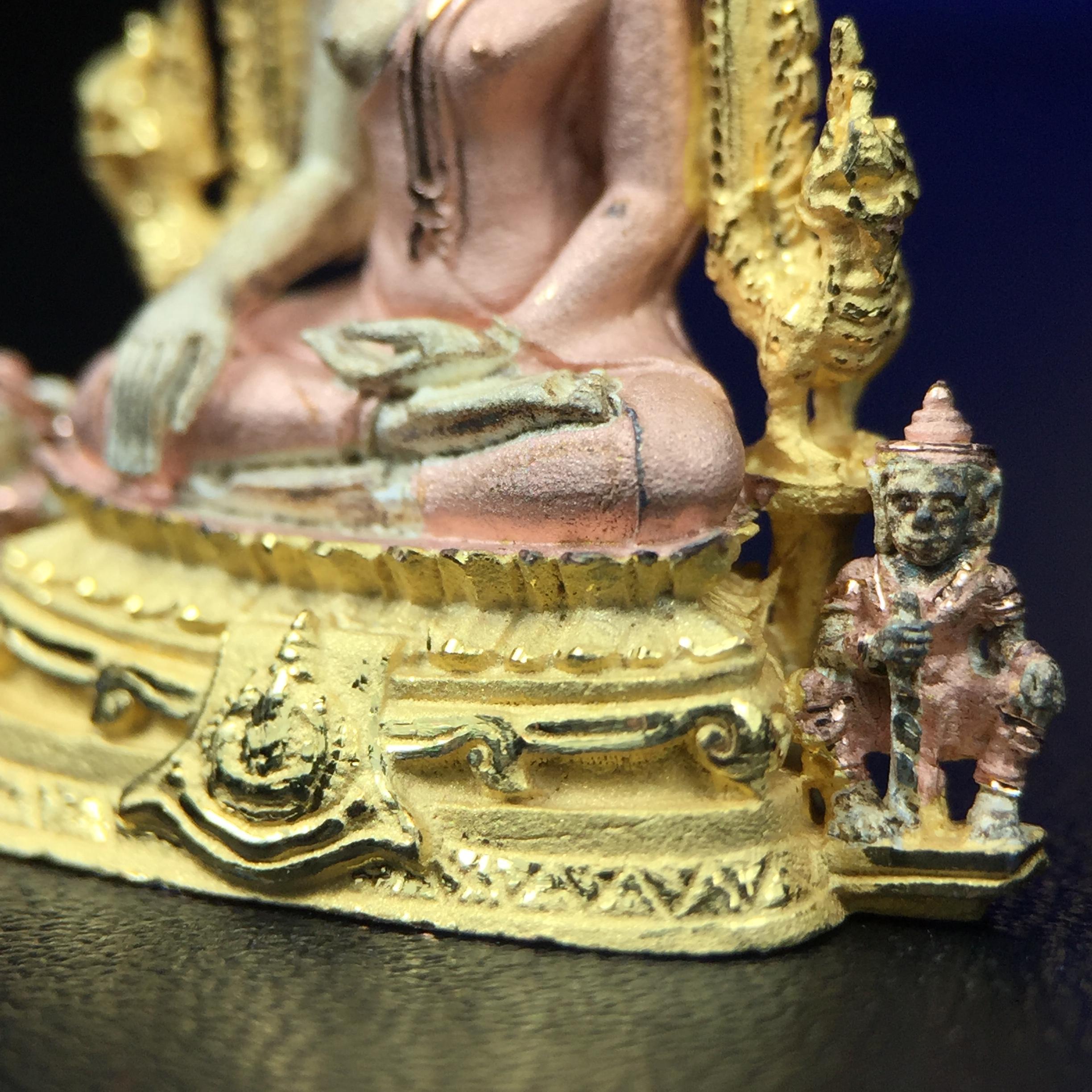 พระพุทธชินราช ภปร. ในวโรกาสพระราชพิธีมหามงคล เฉลิมพระชนมายุ6รอบ 5ธันวาคม2542 มูลนิธิพิทักษ์ดวงตาประชาชน จัดสร้าง เนื้อเงินบริสุทธิ์ 99.9% แบบสามกษัตริย์ขัดเงาบางส่วน พิมพ์ใหญ่ ขนาดสูง 3.4 ซม. พร้อมกล่องบรรจุเดิม