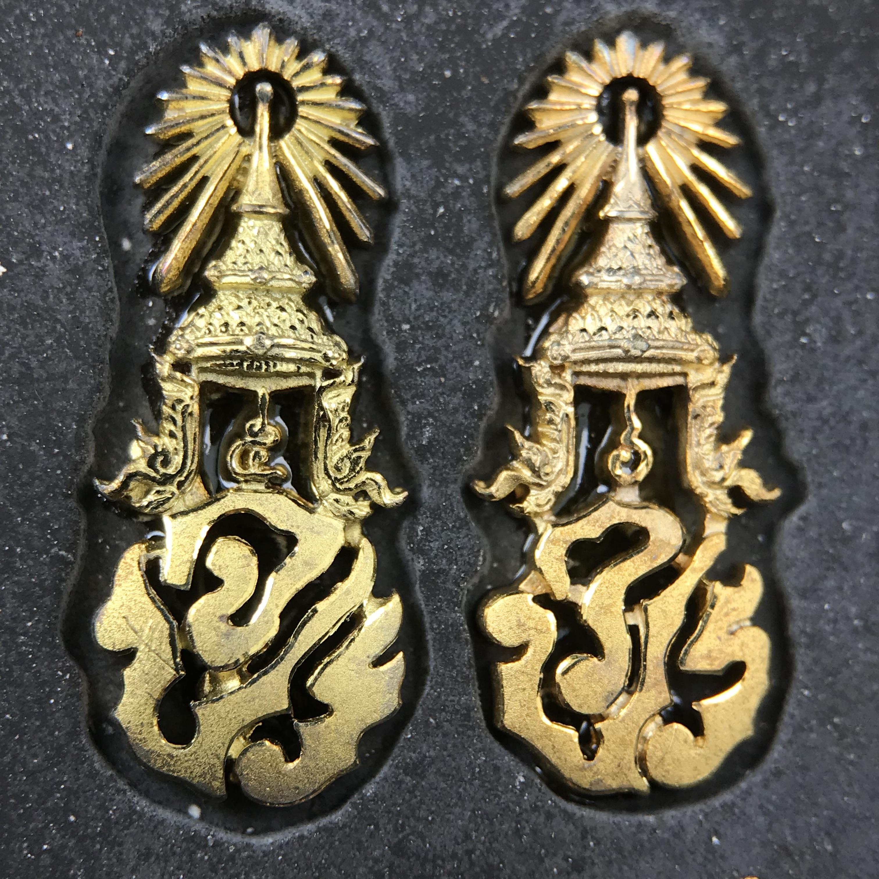 พระนิรันตรายสองกษัตริย์ มหาพุทธานุภาพแห่งแผ่นดิน ปี 2552 "พระผู้ปกป้องคุ้มครองจากภัยอันตรายทั้งปวง" พระผงพิมพ์สมเด็จหน้าปัดทอง สีดำด้านหลังฝังโลหะเงินชุบทอง เชิญอักษรพระปรมาภิไธยสองกษัตริย์(จปร.และ วปร.) พร้อมกล่องบรรจุเดิม องค์หมายเลข ๒๘๐