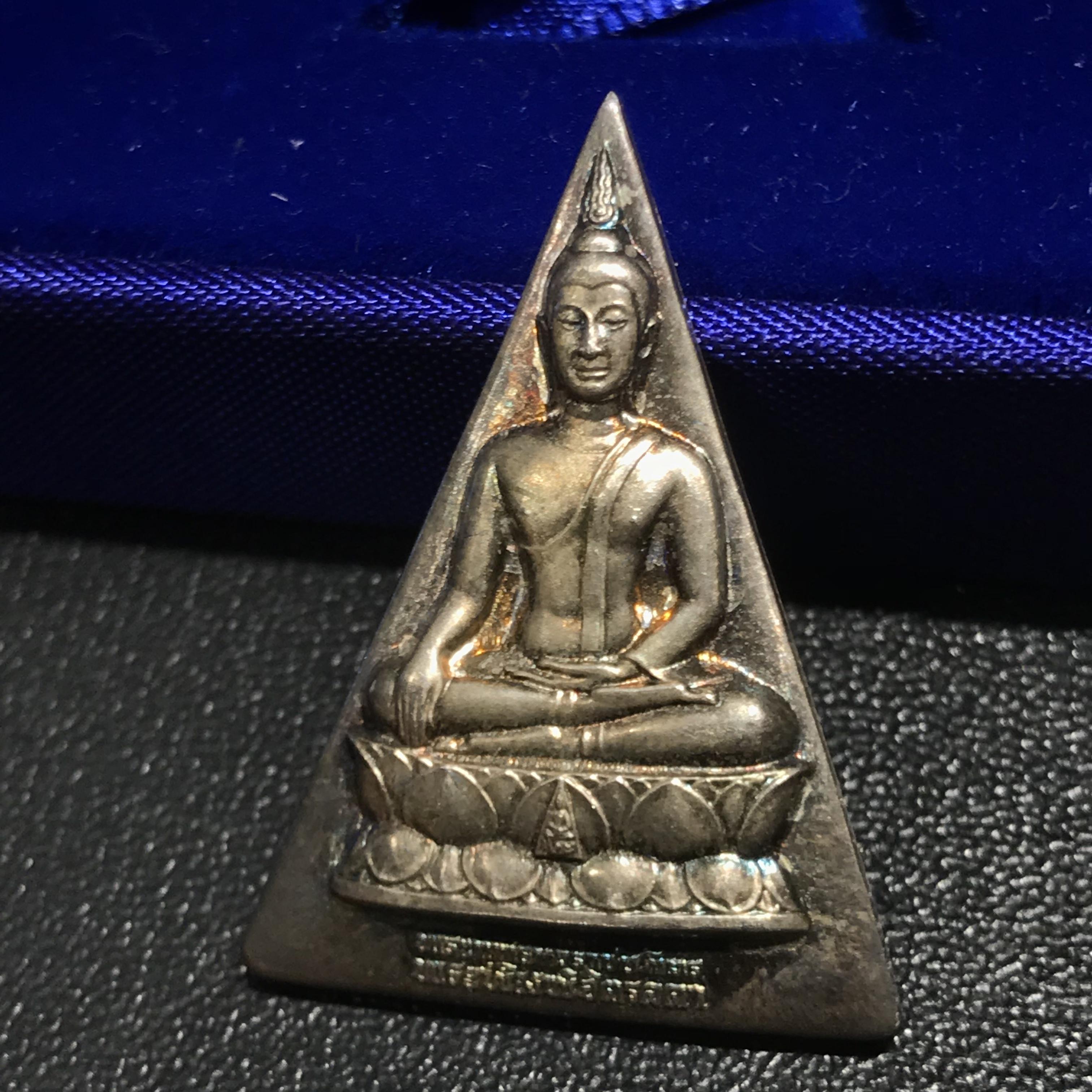 พระพุทธนวราชบพิตร พระพิมพ์จิตรลดา โครงการหลวง ปี 2539 พิมพ์ใหญ่ เนื้อเงิน