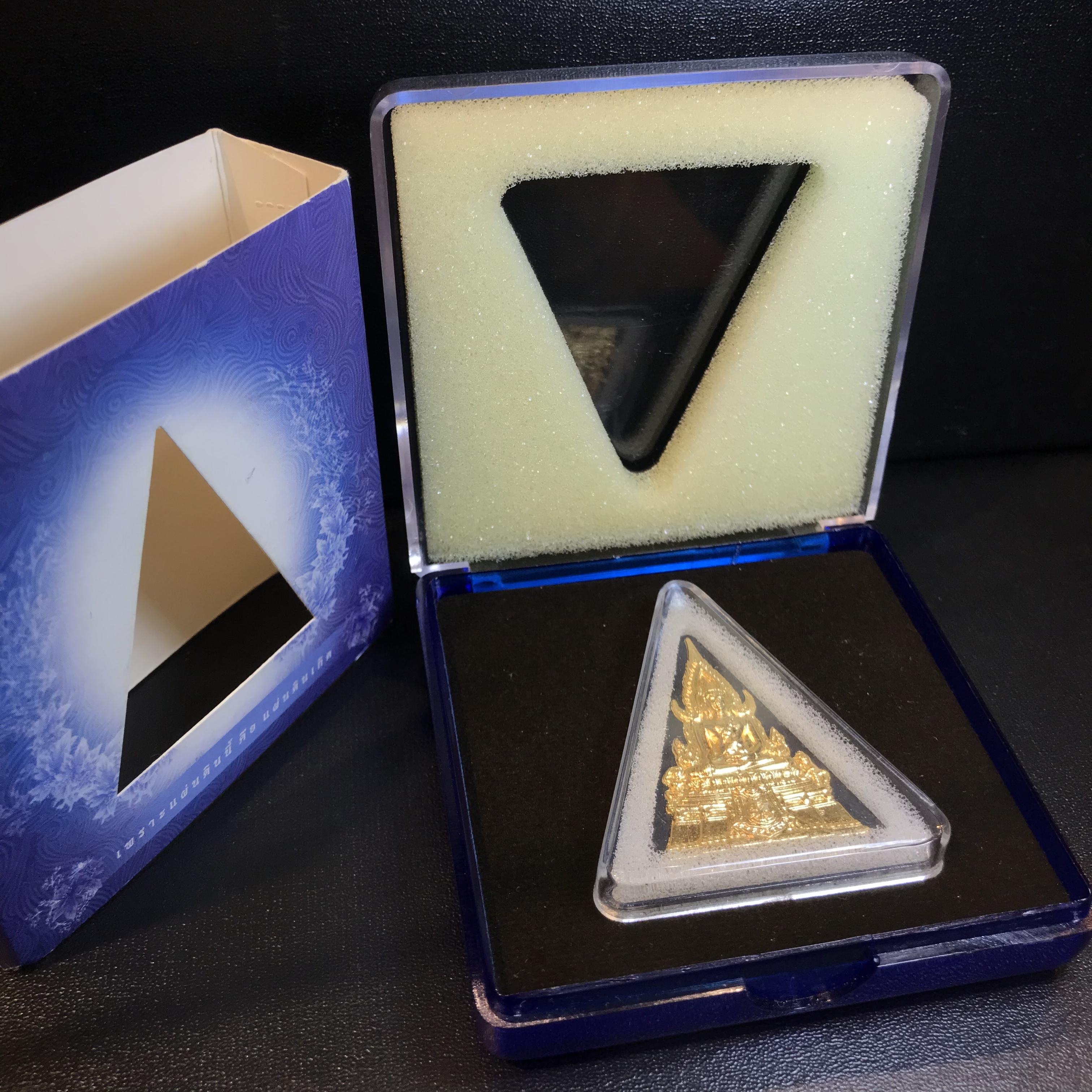 พระพุทธชินราช ภปร. โครงการ เพราะแผ่นดินนี้คือแผ่นดินเกิด ปี2551 เนื้อผง ด้านหน้าปิดทอง หลัง ภ.ป.ร. ทองแดง (มวลสารพระราชทานเส้นพระเจ้า (เส้นผม) ของพระบาทสมเด็จพระเจ้าอยู่หัวรัชกาลที่9)