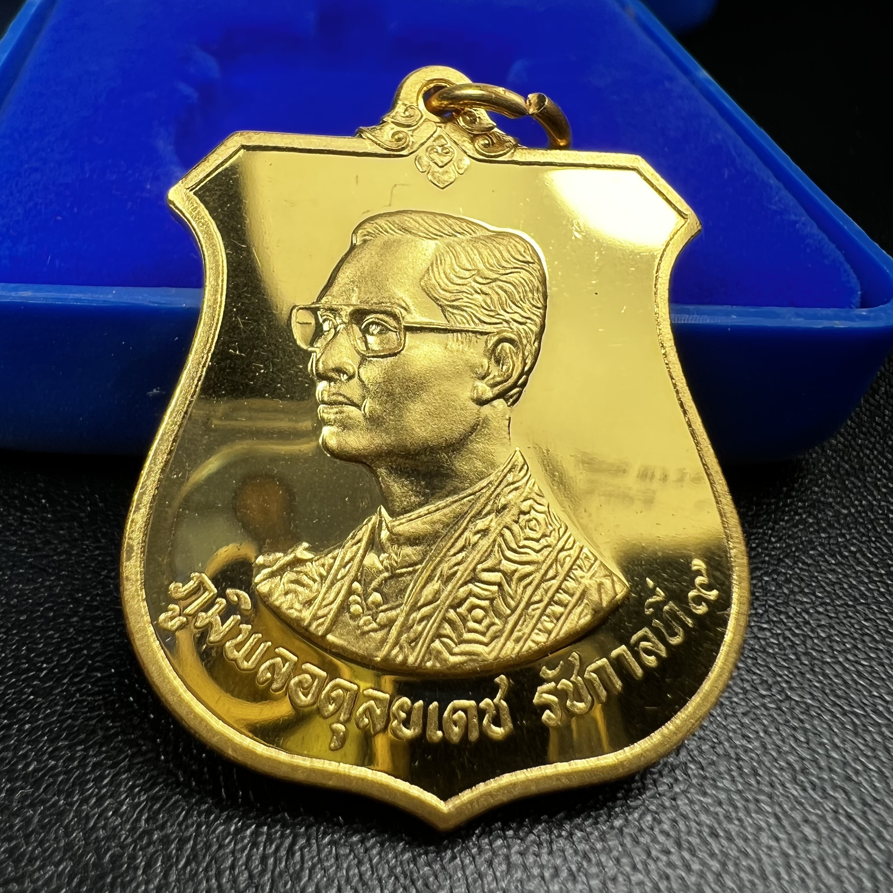 เหรียญมิ่งมหามงคล เฉลิมพระชนมพรรษา 6 รอบ72 พรรษา ในหลวงรัชกาลที่9 ปี 2542 เนื้อทองทิพย์ สภาพคัดสวยดุจทองคำซีนซองเดิมพร้อมกล่องบรรจุเดิม