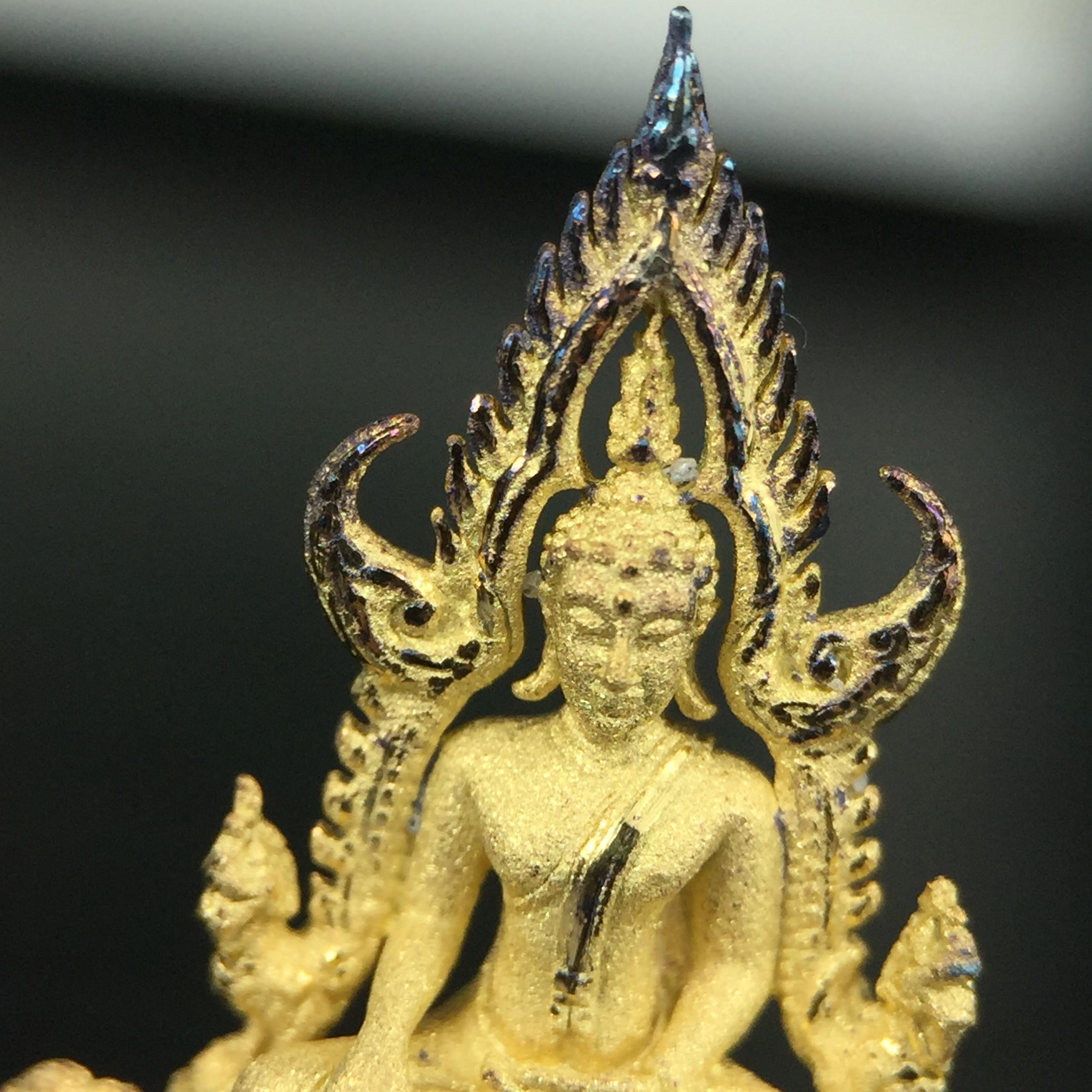 พระพุทธชินราช ภปร. ในวโรกาสพระราชพิธีมหามงคล เฉลิมพระชนมายุ6รอบ 5ธันวาคม2542 มูลนิธิพิทักษ์ดวงตาประชาชน จัดสร้าง เนื้อเงินบริสุทธิ์ 99.9% แบบชุบทองประกายเพชร 3 ไมครอน พิมพ์กลาง ขนาดสูง 2.4 ซม. พร้อมกล่องบรรจุเดิม