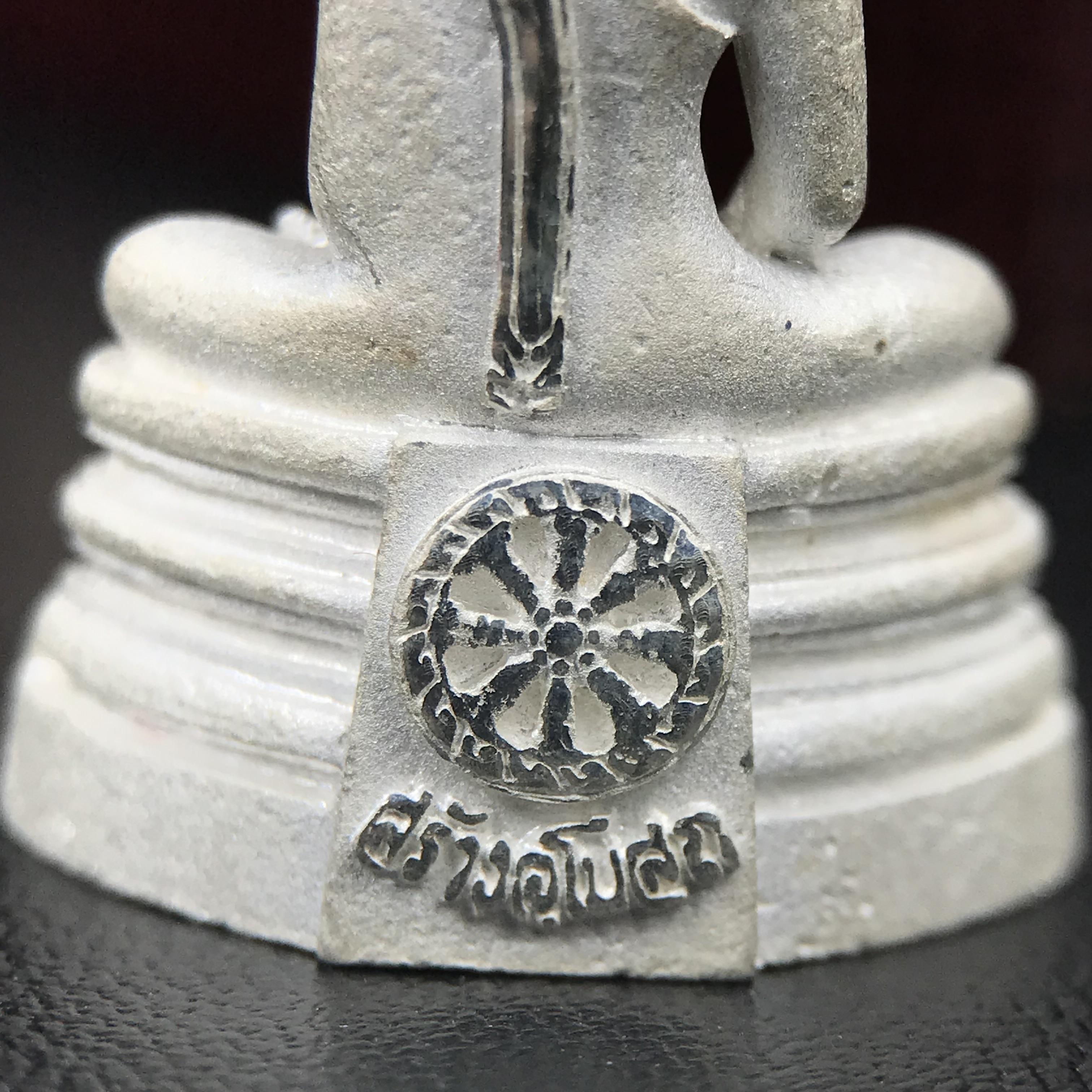 พระพุทธโสธร(หลวงพ่อโสธร) รุ่นสร้างอุโบสถ ปี2539 เนื้อเงินทรายนวลขัดเงาบางส่วน ลอยองค์พิมพ์ใหญ่ สภาพสวยกล่องบรรจุเดิมครบสมบูรณ์(งานแพรนด้า จิวเวลรี่)สวยงดงาม