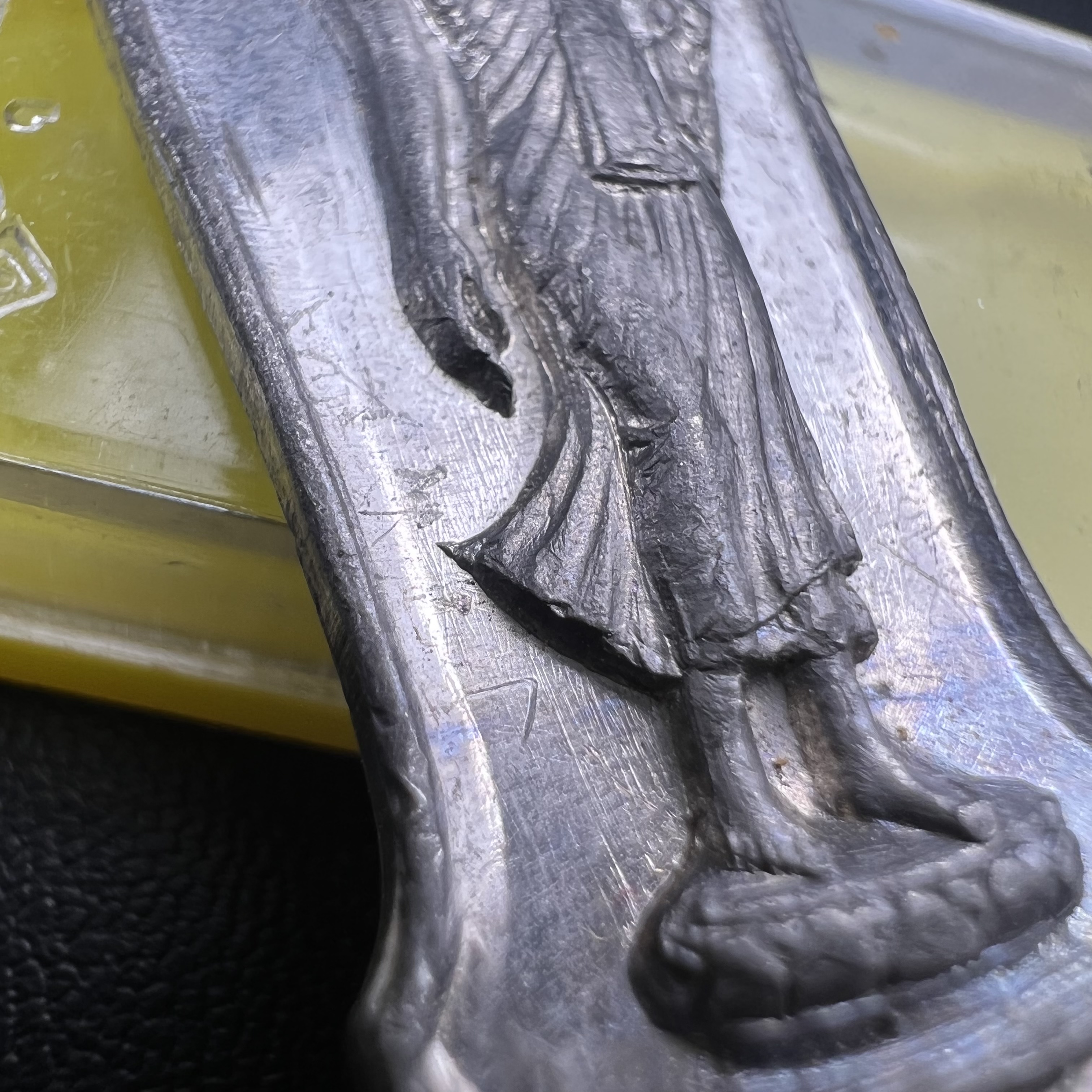 เหรียญพระลีลา 25 พุทธศตวรรษ ปี2500 เนื้อชินดีบุก(พิมพ์หางหงส์ บล็อกมีเขี้ยว)(พระดี พิธีใหญ่ ในหลวง ร.9 เสด็จร่วมพิธี)