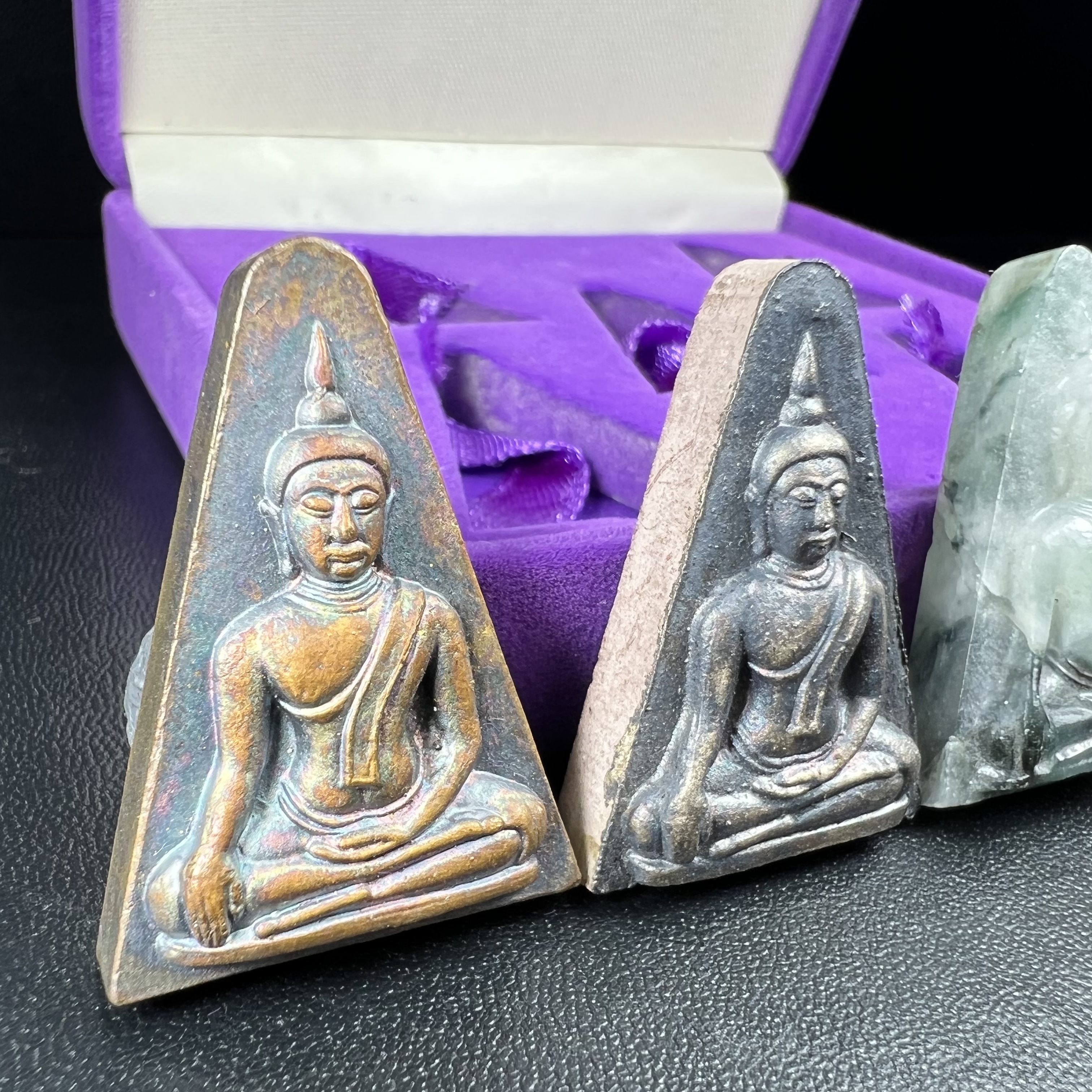 พระนางพญาเสน่ห์จันทร์ สธ. สร้างในวโรกาสทรงเจริญพระชนมายุ 50 พรรษา สมเด็จพระเทพฯ พ.ศ.2548 ชุดพิเศษ (1 ใน 5000 ชุด)หายาก