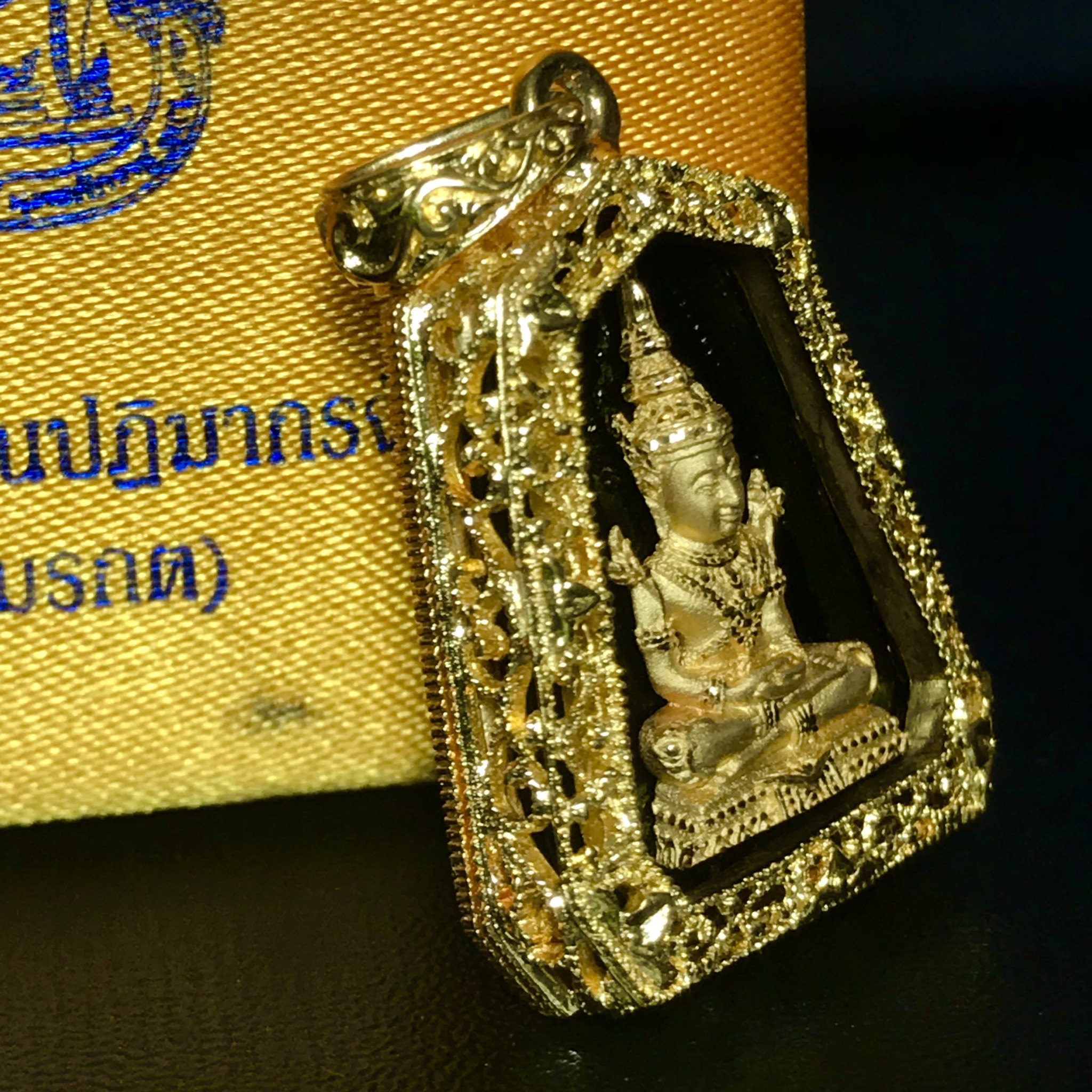 เหรียญพระแก้วมรกต(จำลอง)ทรงเครื่องฤดูร้อนแบบเจ็ดเหลี่ยม เนื้อทองคำ ด้านหลังตราสัญลักษณ์ฉลองสิริราชสมบัติครบ 60 ปี(1ใน1999องค์)(หายากมาก)