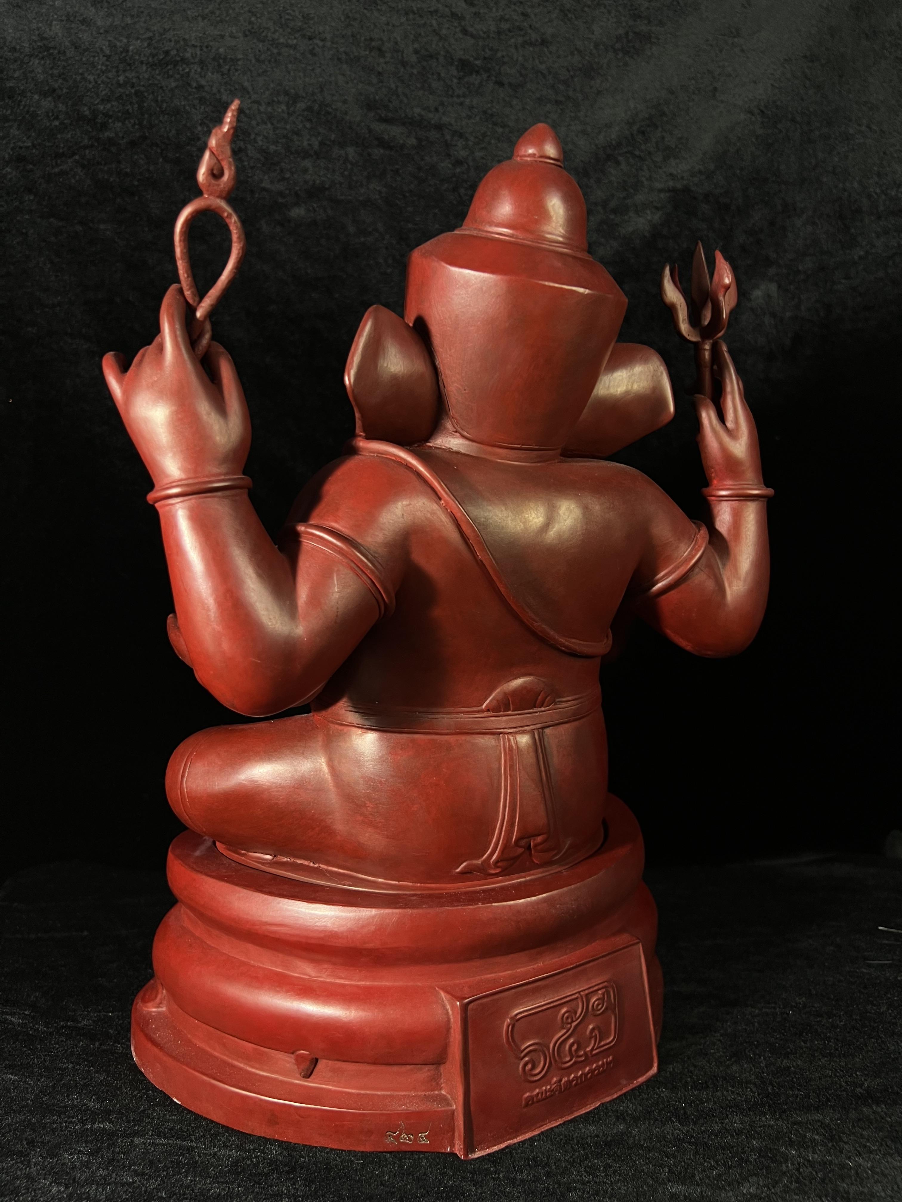 พระพิฆเนศวร 65 ปี คณะจิตรกรรมฯ มหาวิทยาลัยศิลปากร ปี 2551 ขนาดบูชาลอยองค์ หน้าตัก 9 นิ้ว(เนื้อสำริดแดงพลาติน่า)***สีแดงหายาก*** ออกแบบและปั้นโดย รองศาสตราจารย์วิชัย สิทธิรัตน์ ปัจจุบันดำรงตำแหน่งทางวิชาการเป็นศาตราจารย์ ศิลปินแห่งชาติสาขาประติมากรรม