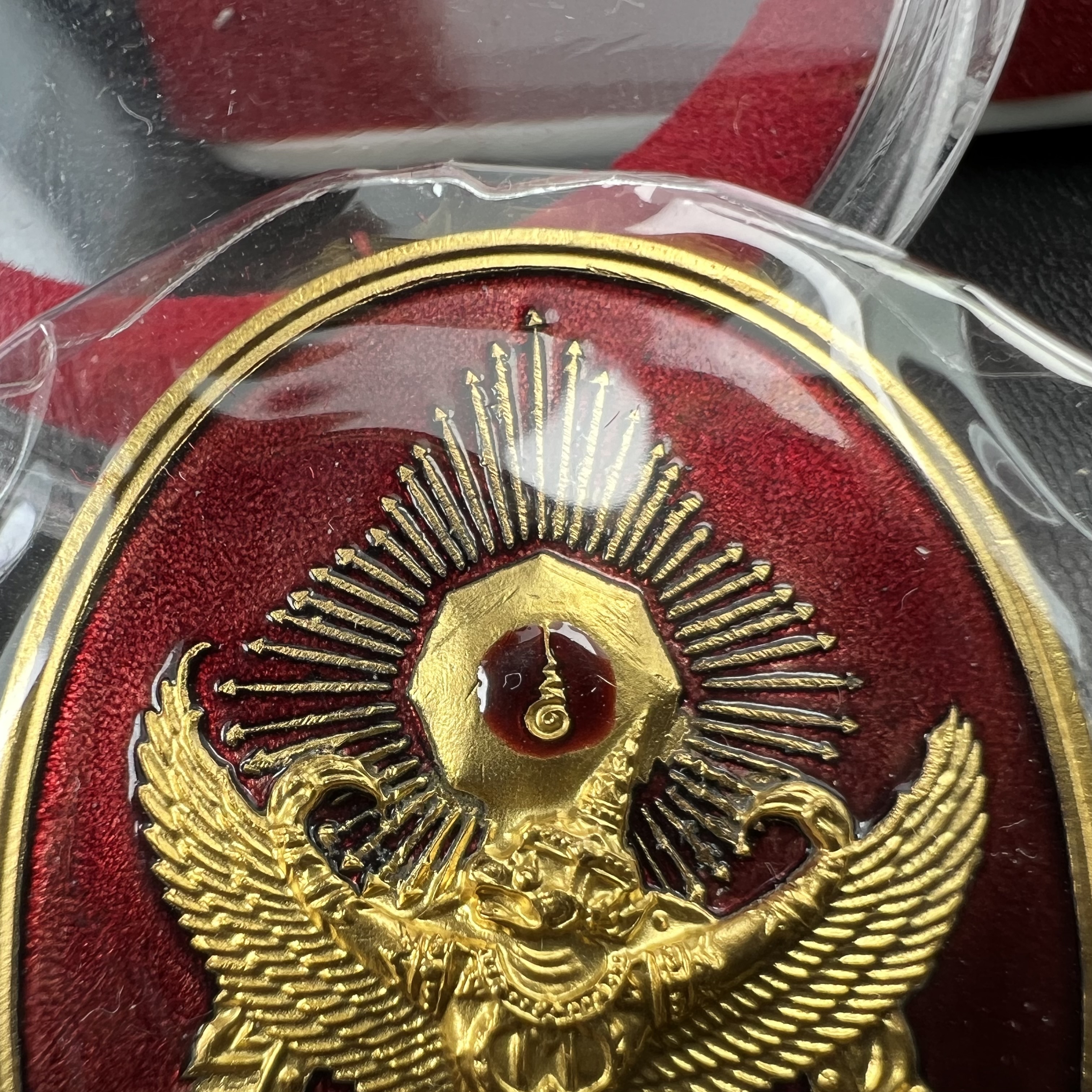 เหรียญครุฑดวงตรามหาเดช หลังยันต์มงกุฏพระเจ้า วัดตรีทศเทพวรวิหาร ปี2553 เนื้อกะไหล่ทองลงยาแดง(สภาพสวยซีนซองเดิมกล่องบรรจุเดิม)ดวงตราแห่งชัยชนะ ความสำเร็จ เจริญรุ่งเรือง แก้อาถรรพ์ ต่างๆ