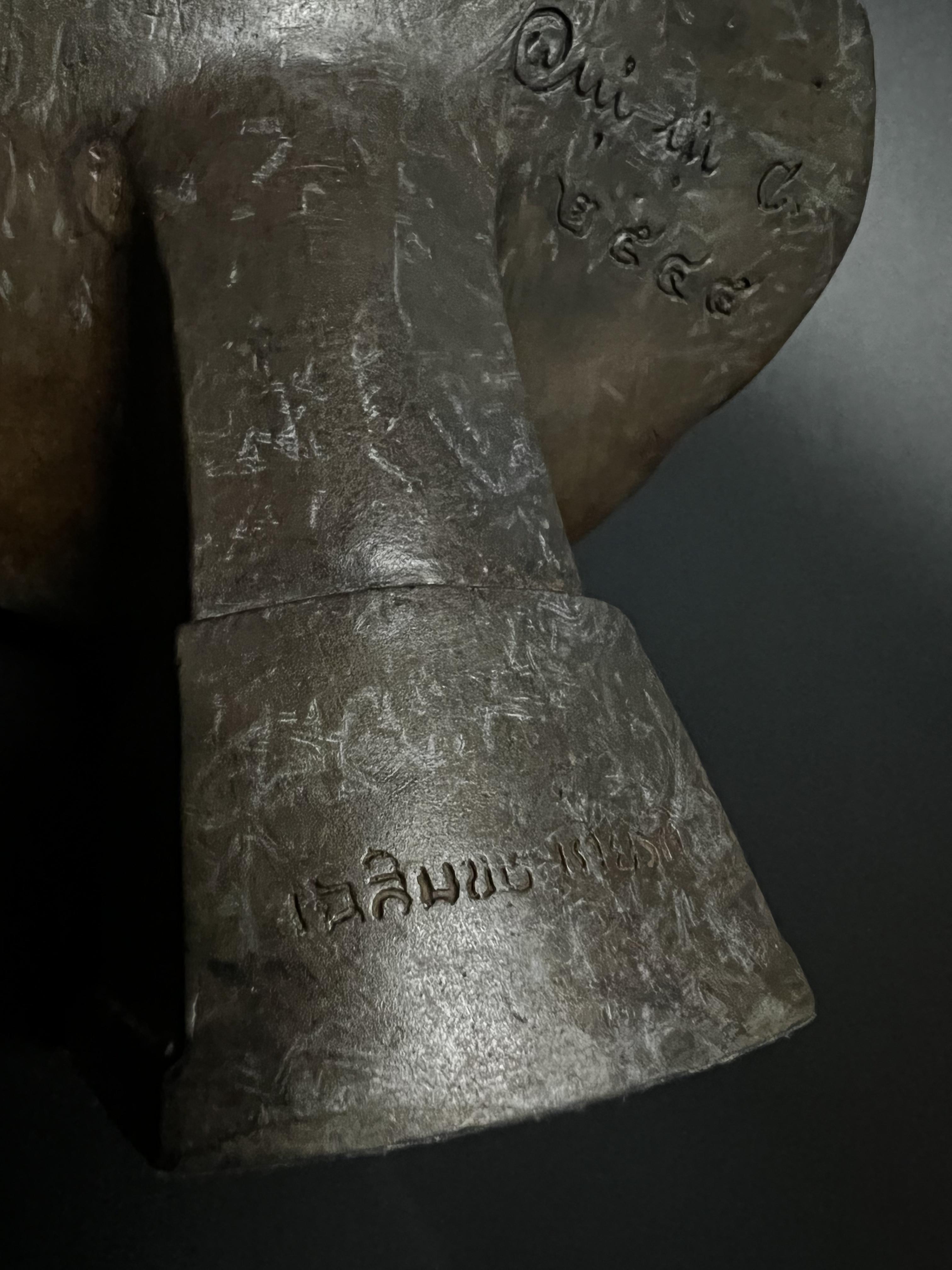 พระบรมรูปในหลวงรัชกาลที่9 รุ่นเฉลิมพระเกียรติ ปี2545 สูง 9 นิ้ว ฉลองพระองค์เต็มยศสายสะพายมหาจักรี สายสร้อยจุลจอมเกล้า ส่วนฐานประดับอักษรพระปรมาภิไธย ภ.ป.ร.(พิธีปลุกเสกวัดพระแก้ว)