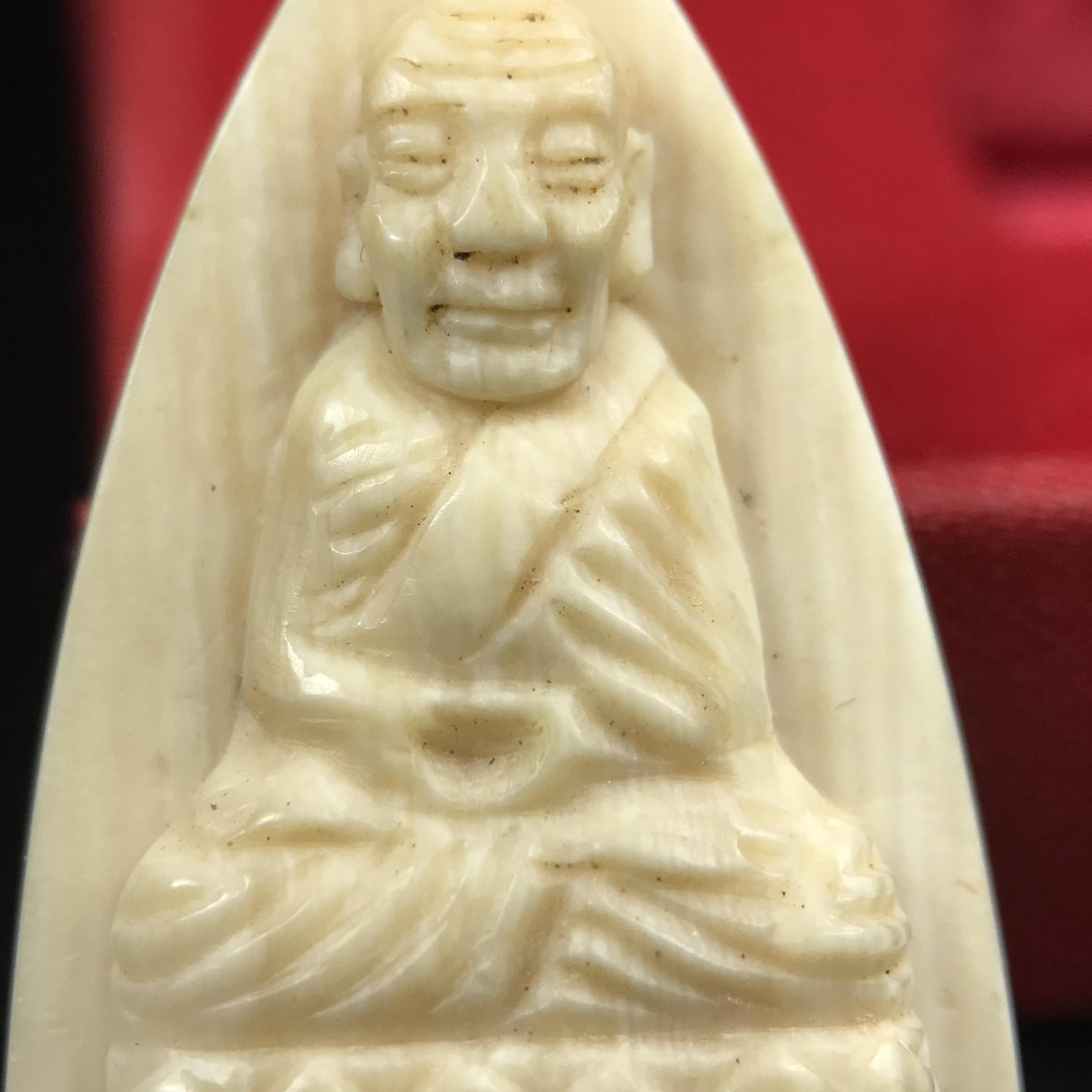 สมเด็จหลวงพ่อทวด รุ่นคชสารหมื่นปี (ศิลปาชีพ) วัดช้างให้ ปี 2541โดยมีท่าน อ.นอง วัดทรายขาว เป็นเจ้าพิธี และมีเกจิร่วมปลุกเสก 108 รูป บรรจุผงว่านเก่าและดินกากยายักษ์(พิมพ์ใหญ่เตารีด)พร้อมกล่องบรรจุครบ นิยมหายาก***องค์นี้ผิวสวยงานแกะพุทธศิลป์สวยงดงาม***