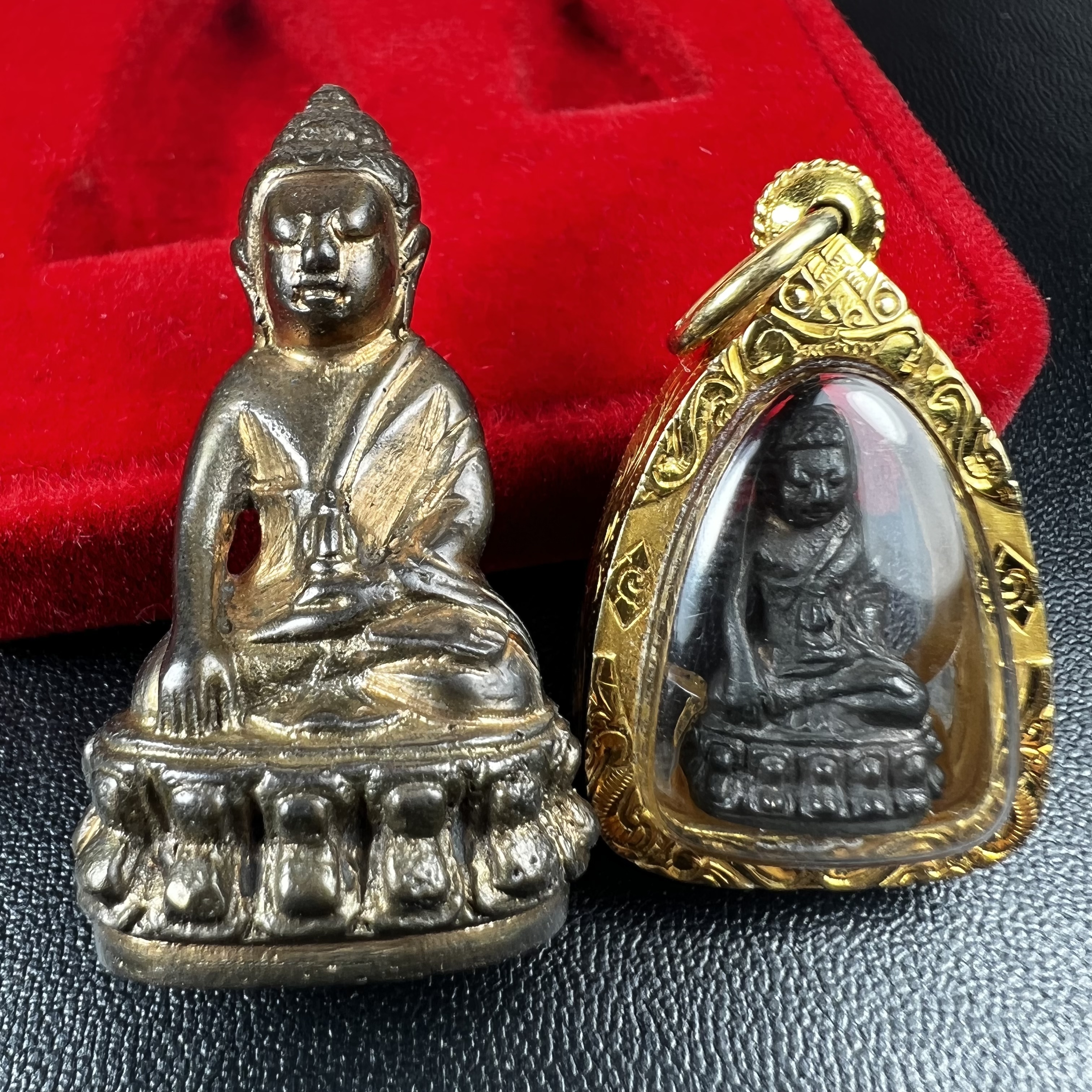 พระกริ่ง-พระชัยวัฒน์ ปวเรศ ปี2530 วัดบวรนิเวศราชวรวิหาร(องค์พระชัยวัฒน์เลี่ยมกรอบทองคำแท้)(ในหลวง ร.9 เสด็จเททอง)(บรรจุเส้นเกศาในหลวงรัชกาลที่9)พร้อมสูจิบัตรเดิมตอนจัดสร้าง(สภาพสวยครบสมบูรณ์) (องค์หน้าใหญ่)(องค์ทองทบ)แบบพิมพ์นิยมหายาก