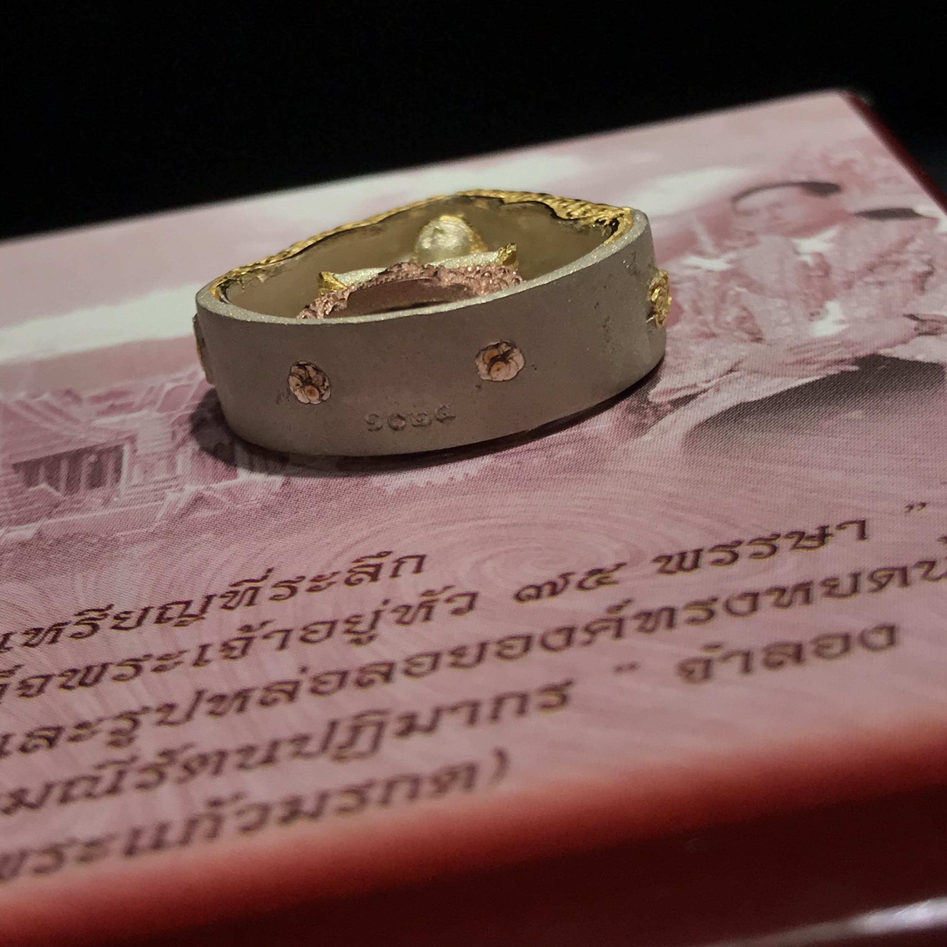 พระแก้วมรกต ภปร(รุ่นแรก) ปี2545 รุ่นฉลองกรุงรัตนโกสินทร์ครบ 220 ปี พิมพ์ลอยองค์ทรงหยดน้ำ เนื้อเงิน3กษัตริย์