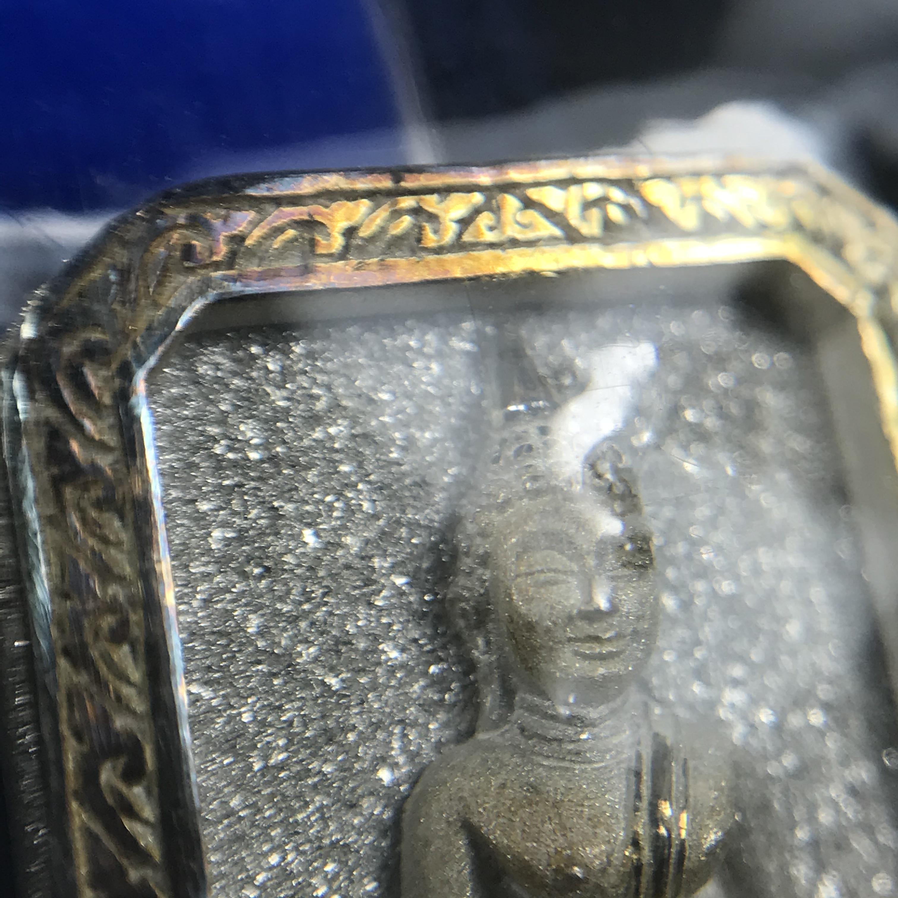 พระพุทธโสธร(หลวงพ่อโสธร) รุ่นสร้างอุโบสถ ปี2539 เนื้อเงิน พิมพ์แปดเหลี่ยม(หายาก) สภาพสวยผิวเดิมขึ้นน้ำทองสีรุ้งแบบนิยม กล่องบรรจุเดิมครบสมบูรณ์