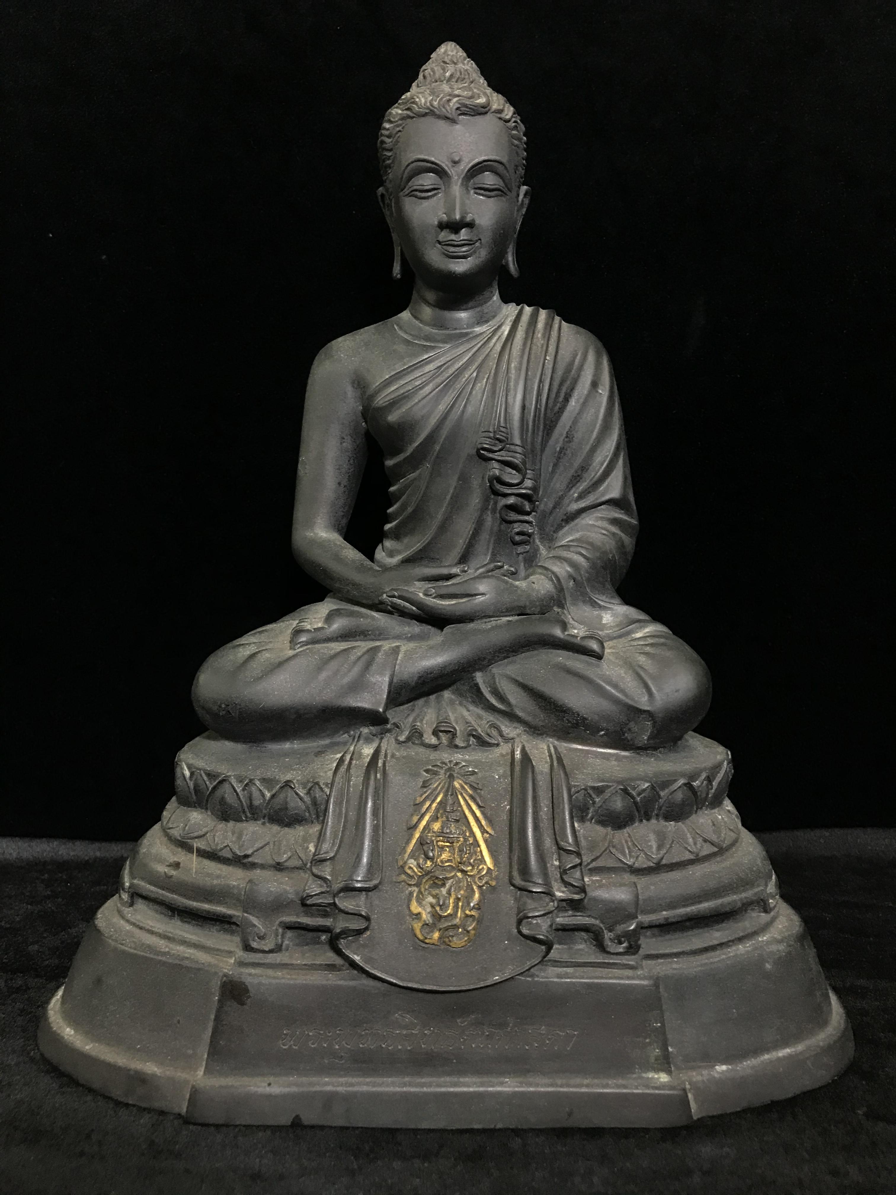 พระพุทธสิทธัตถศาสดา 100 ปี กรมบัญชีกลาง พ.ศ.2533(รุ่นแรก) เนื้อโลหะสำริด รมมันปู หน้าตัก 5.9 นิ้ว (พิธีใหญ่ ศิลป์สวย หายาก)(พระราชทานเม็ดพระธาตุ บรรจุมวลสารใต้ฐานองค์พระ)