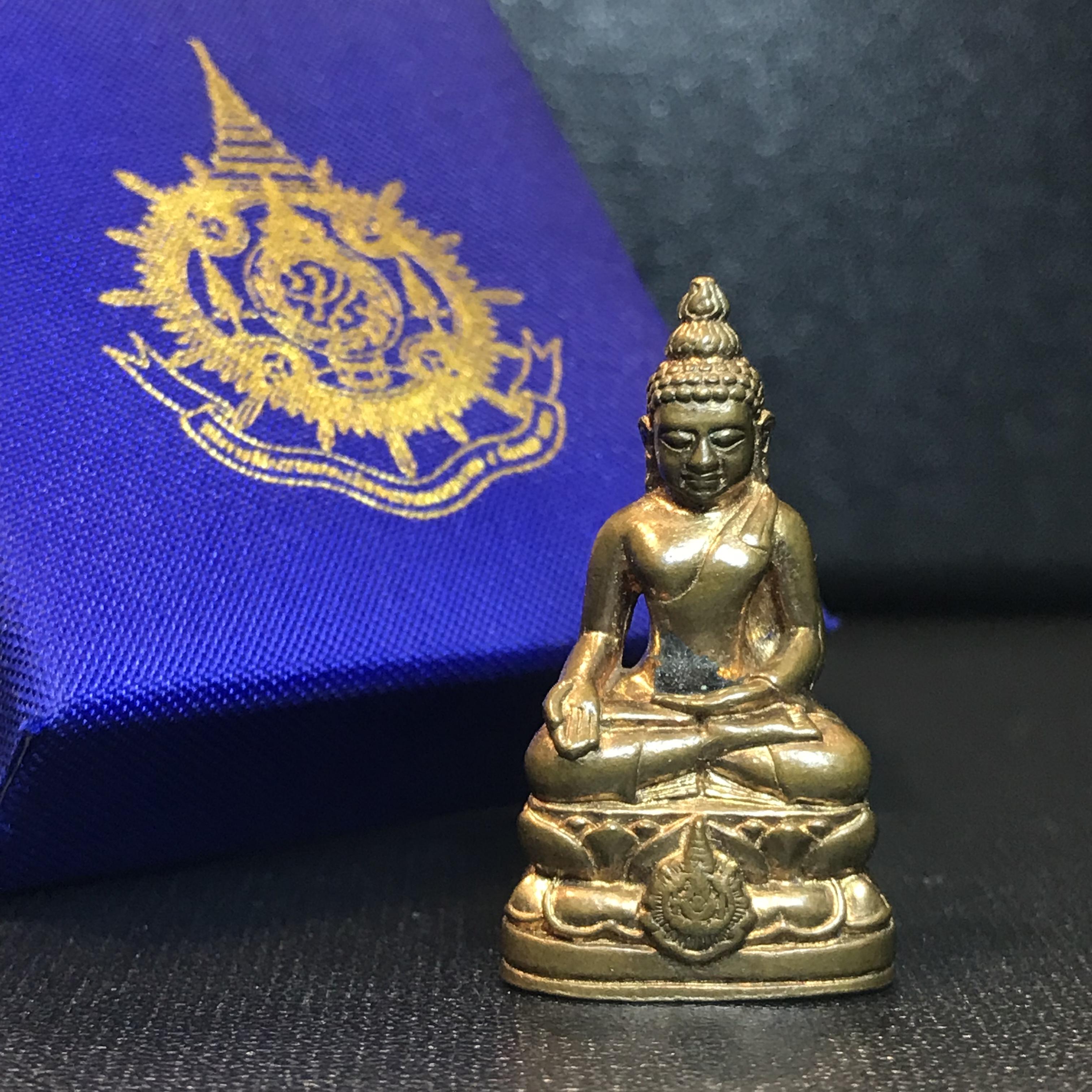 พระกริ่งไพรีพินาศ เฉลิมพระเกียรติ พระบาทสมเด็จพระเจ้าอยู่หัวรัชกาลที่9 พระชนมพรรษา 6 รอบ ปี2542เนื้อสัมฤทธิ์(บรรจุเหล็กไหล)ดีนอก-ดีใน