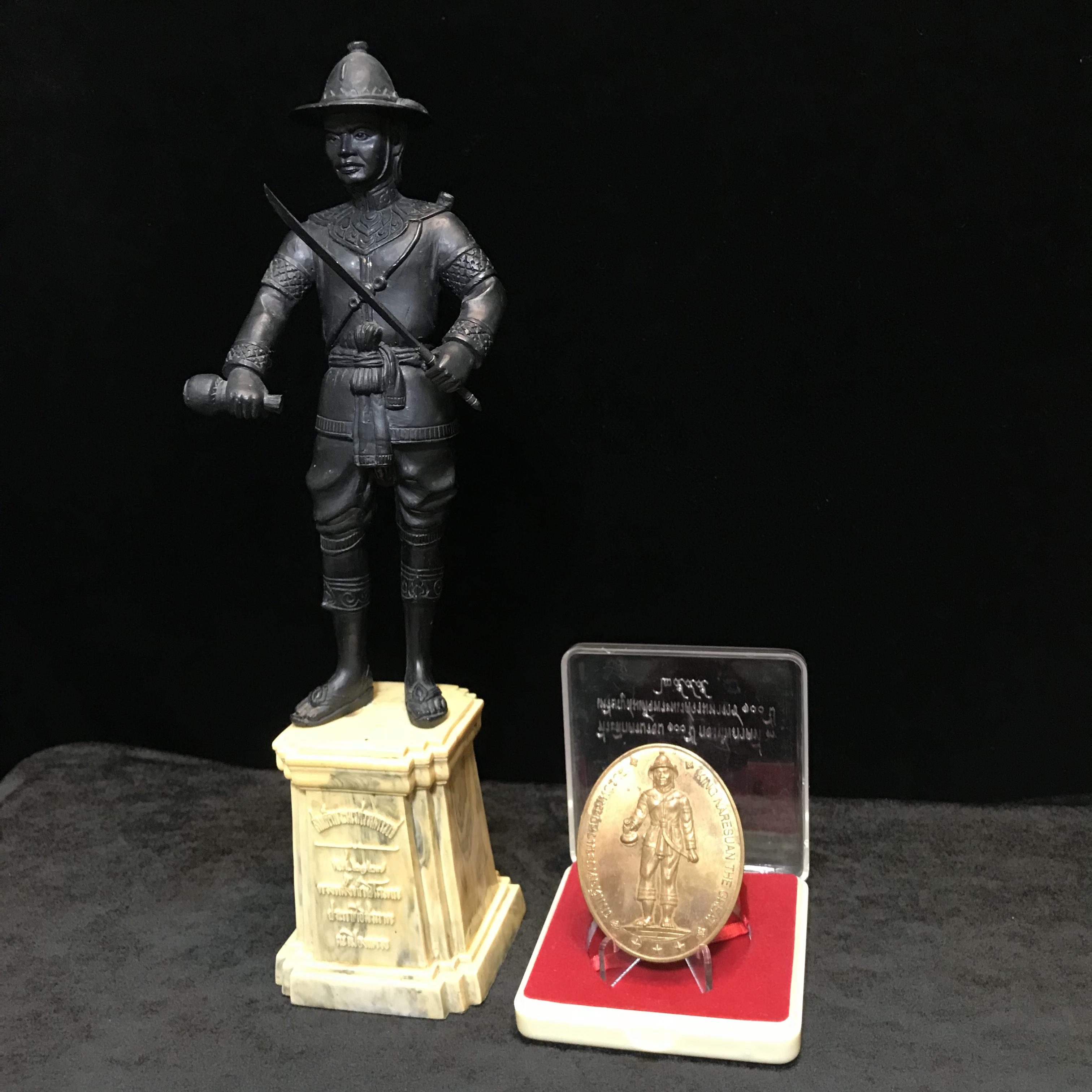 พระบรมรูปหล่อและเหรียญสมเด็จพระนเรศวรมหาราช ที่ระลึกครบ 100 ปี กองทัพภาคที่3 พ.ศ.2545