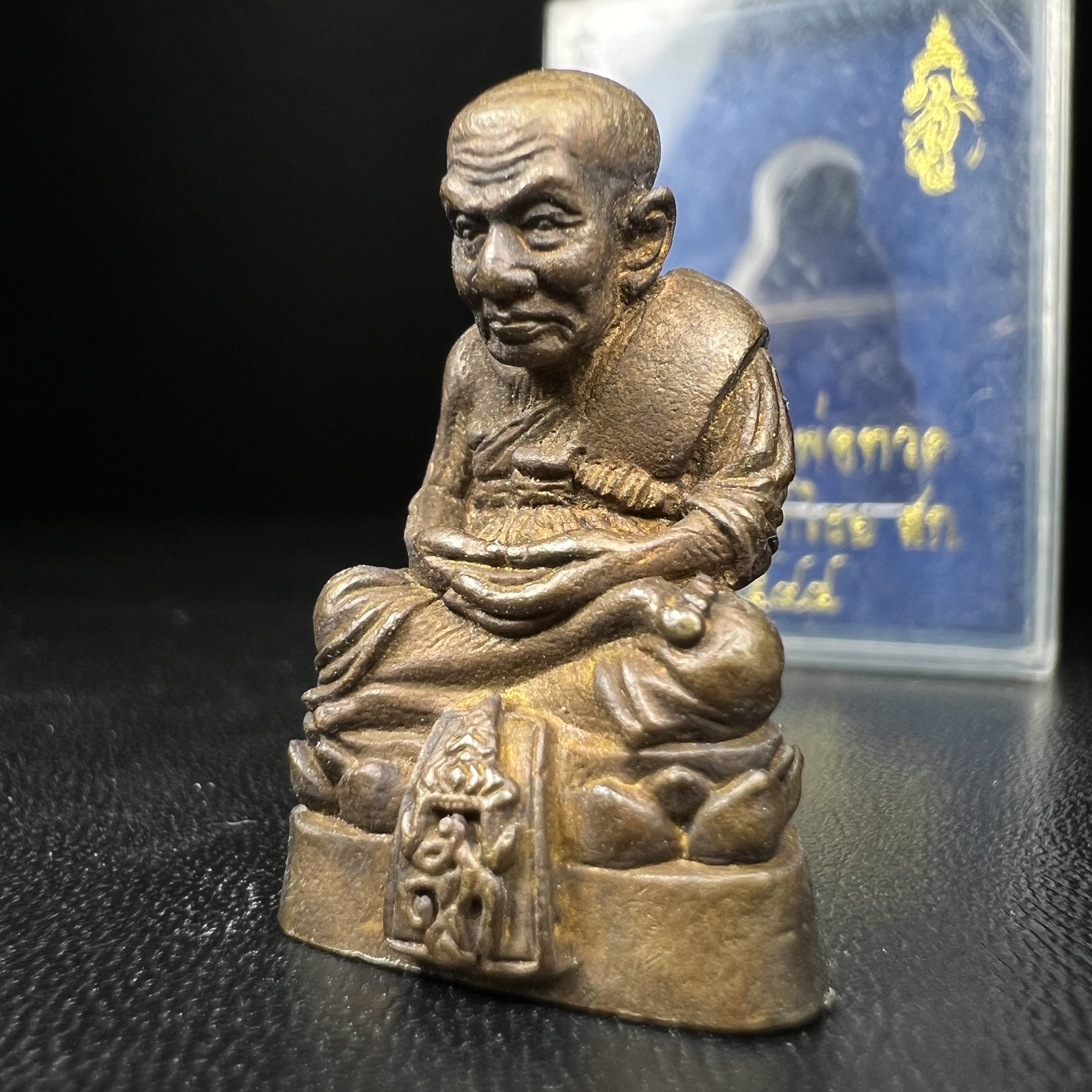 หลวงพ่อทวด พระนามาภิไธย สก. วัดห้วยมงคล จ.ประจวบคีรีขันธ์ ปี 2544(รุ่นแรก) รูปหล่อลอยองค์ ขนาดห้อยคอ หน้าตัก 1.5 ซม. พิมพ์ลอยองค์เนื้อสัตตะโลหะหล่อโบราณ(โลหะผสมรมดำ)(คัดสภาพสวยสมบูรณ์)(คุ้มครองปลอดภัย แคล้วคลาด พิธีใหญ่ มวสสารดี)