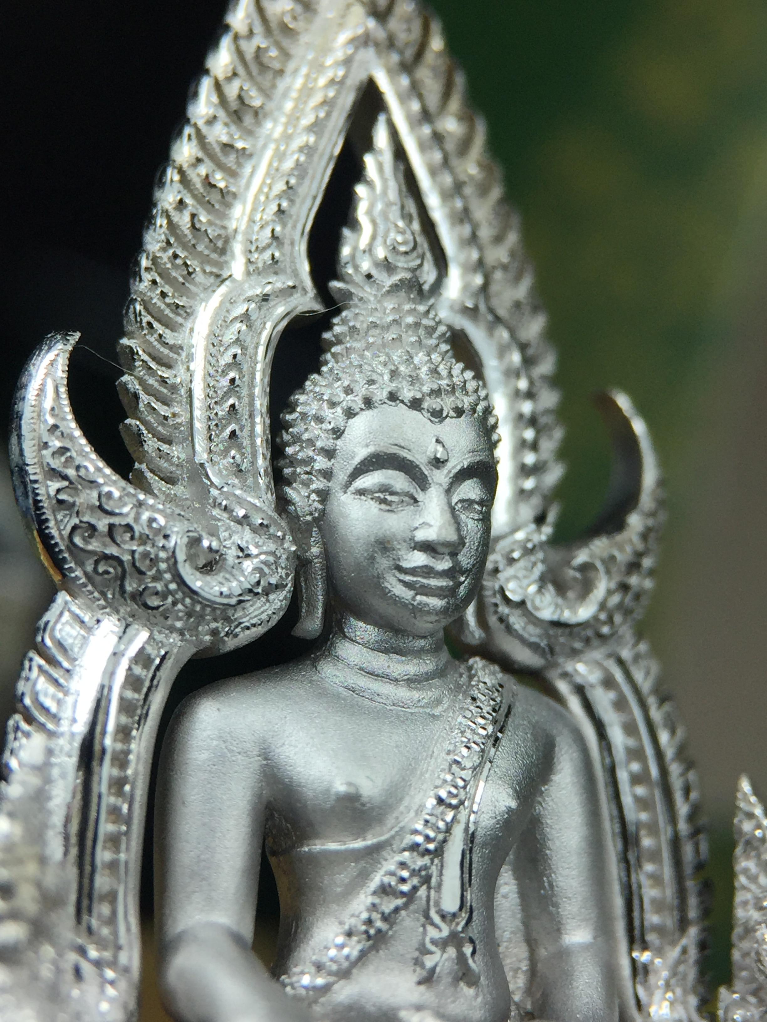 พระพุทธชินราช(จำลอง) ภปร. 84 พรรษา เนื้อเงินชุบทองคำขาว พิมพ์ใหญ่ขนาดหน้าตัก 3/4 นิ้ว(พระราชทานมวลสาร จิตรลดาและเส้นพระเจ้า(เส้นผม))รัชกาลที่9)พุทธศิลป์ทรงคุณค่าอีกหนึ่งรุ่นยอดนิยม(1ใน 3000 องค์)