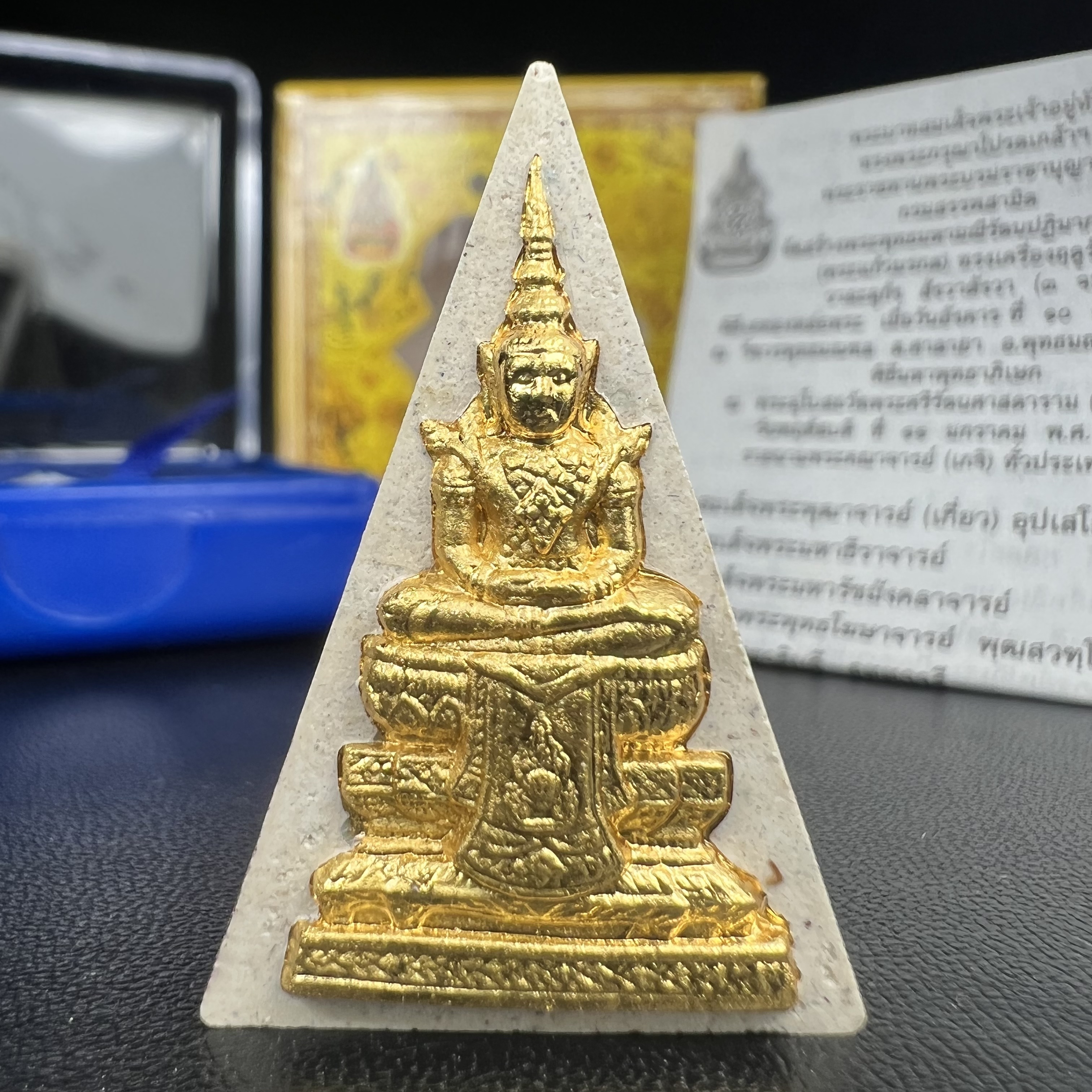 พระแก้วมรกต(จำลอง)ทรงเครื่องฤดูร้อน พระผงบูชา ด้านหน้าปิดทอง ด้านหลังตราฉลองสิริราชสมบัติครบ 60ปี เนื้อเงินขึ้นสีรุ้งธรรมชาติสร้างสรรค์งดงาม(รุ่นนี้ได้พระราชทานเส้นพระเจ้า(เส้นผม)รัชกาลที่9ในการจัดสร้าง)***องค์นี้พิเศษมองเห็นเส้นผมติดอยู่ด้านหลังชัดเจน***