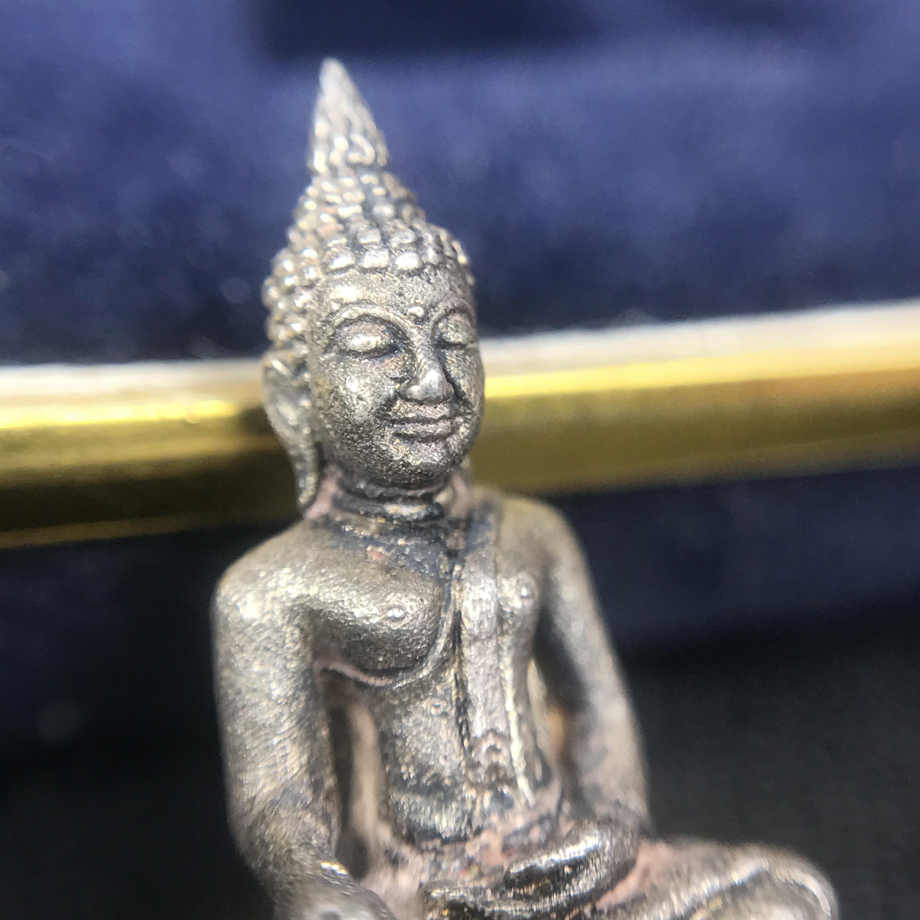 พระกริ่งพระพุทธชินสีห์ ภปร ทันโตเสฏโฐ ปี 2533 เนื้อเงิน (วัตถุมงคลหนึ่งเดียวที่บรรจุพระทนต์(ฟัน)ในหลวงรัชกาลที่9 พระราชทานให้จัดสร้าง)(1ใน1999องค์)