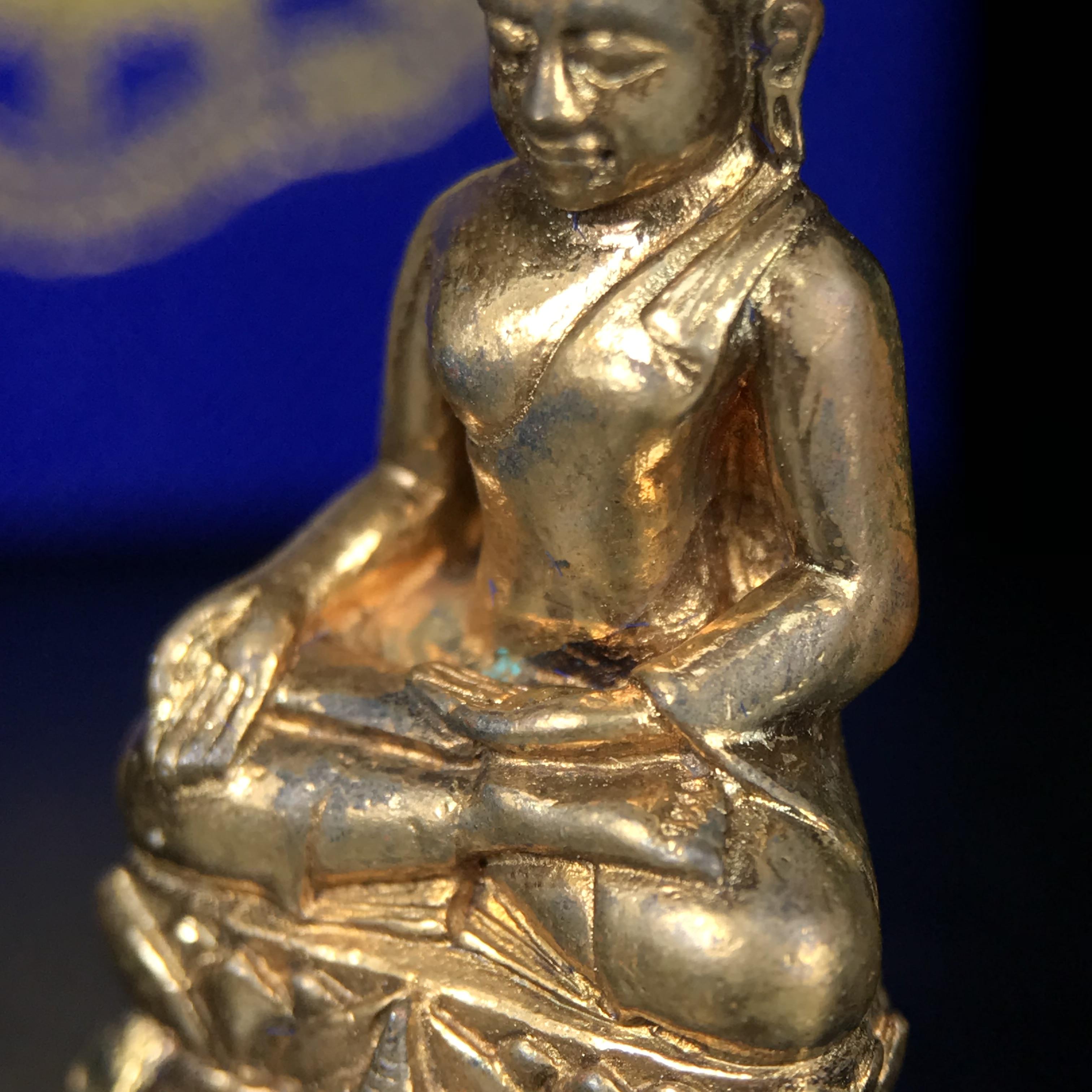 พระกริ่งไพรีพินาศ บรรจุเหล็กไหล ครั้งแรกและครั้งเดียวในประวัติศาสตร์ เฉลิมพระเกียรติ พระบาทสมเด็จพระเจ้าอยู่หัวรัชกาลที่9 พระชนมพรรษา 6 รอบ ปี2542 เนื้อสัมฤทธิ์(บรรจุเหล็กไหล)ดีนอก-ดีใน พิธีใหญ่ มวลสารเด่น (หายาก)